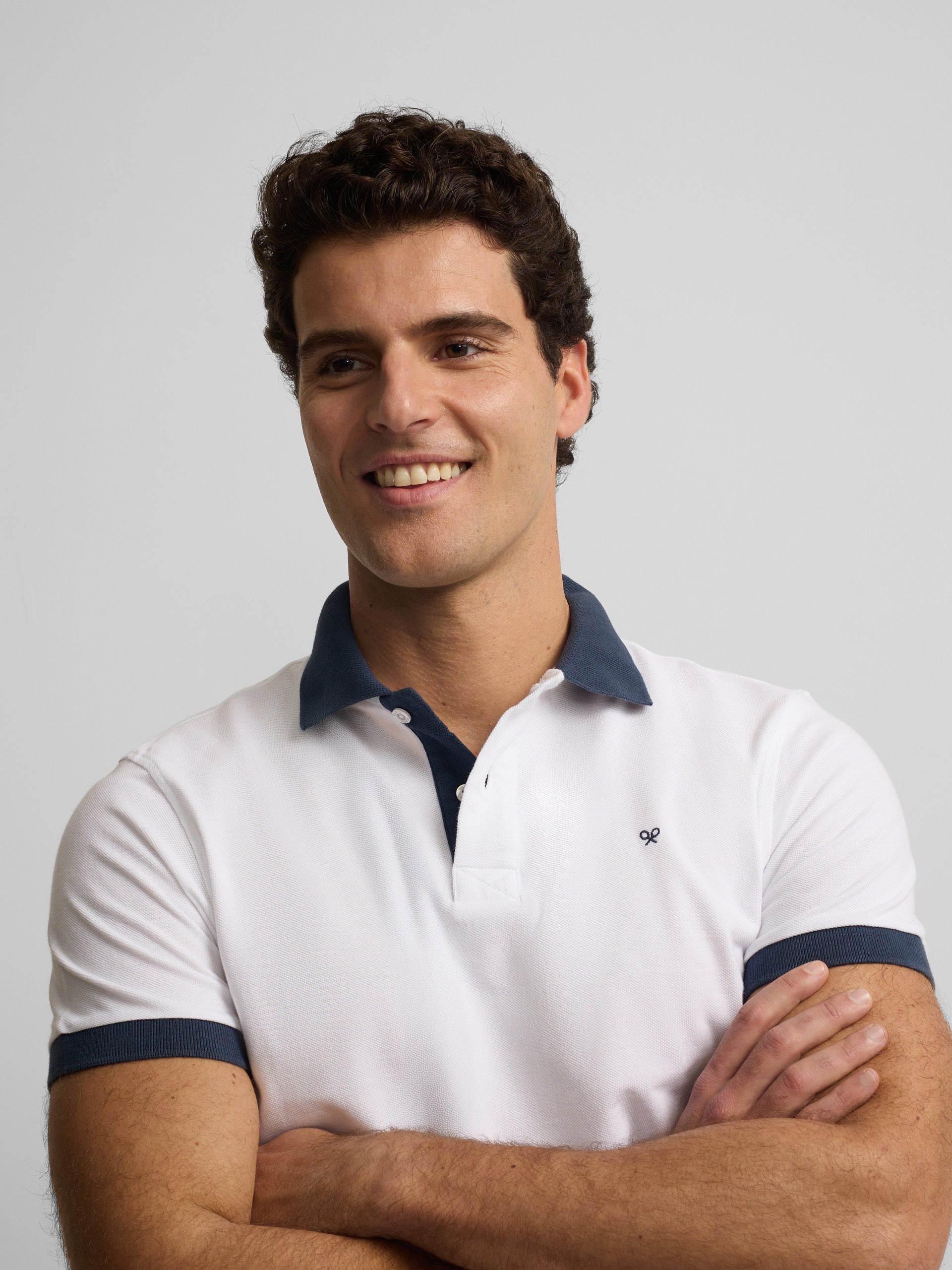 Polo manga corta ribete azul marino blanco