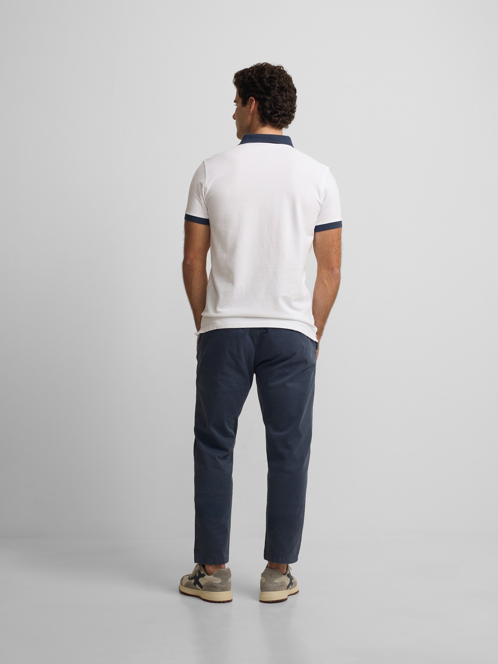Polo manga corta ribete azul marino blanco