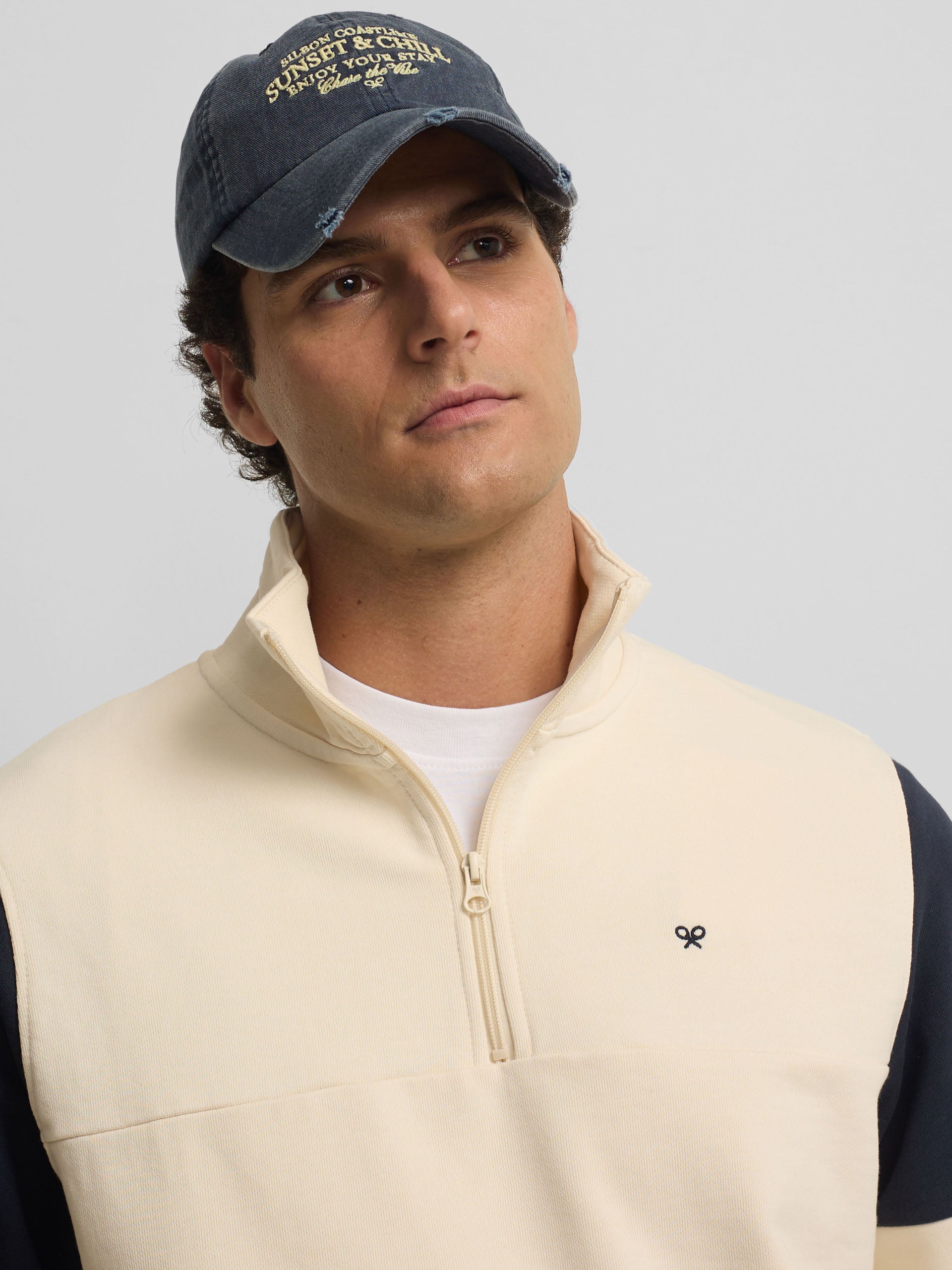 Sweatshirt vintage creme com fecho de meio zip