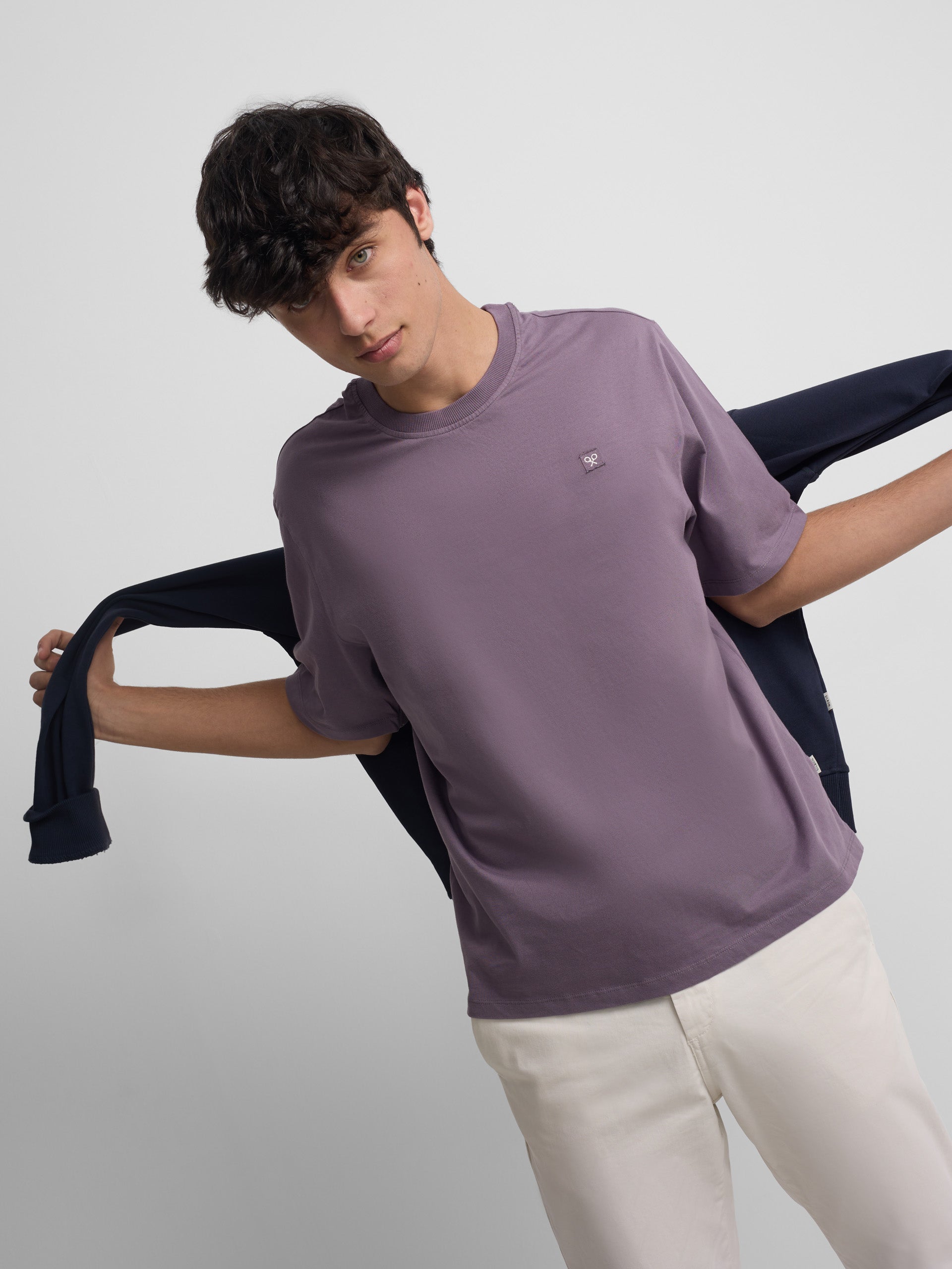 Special fit t-shirt with purple mini logo patch
