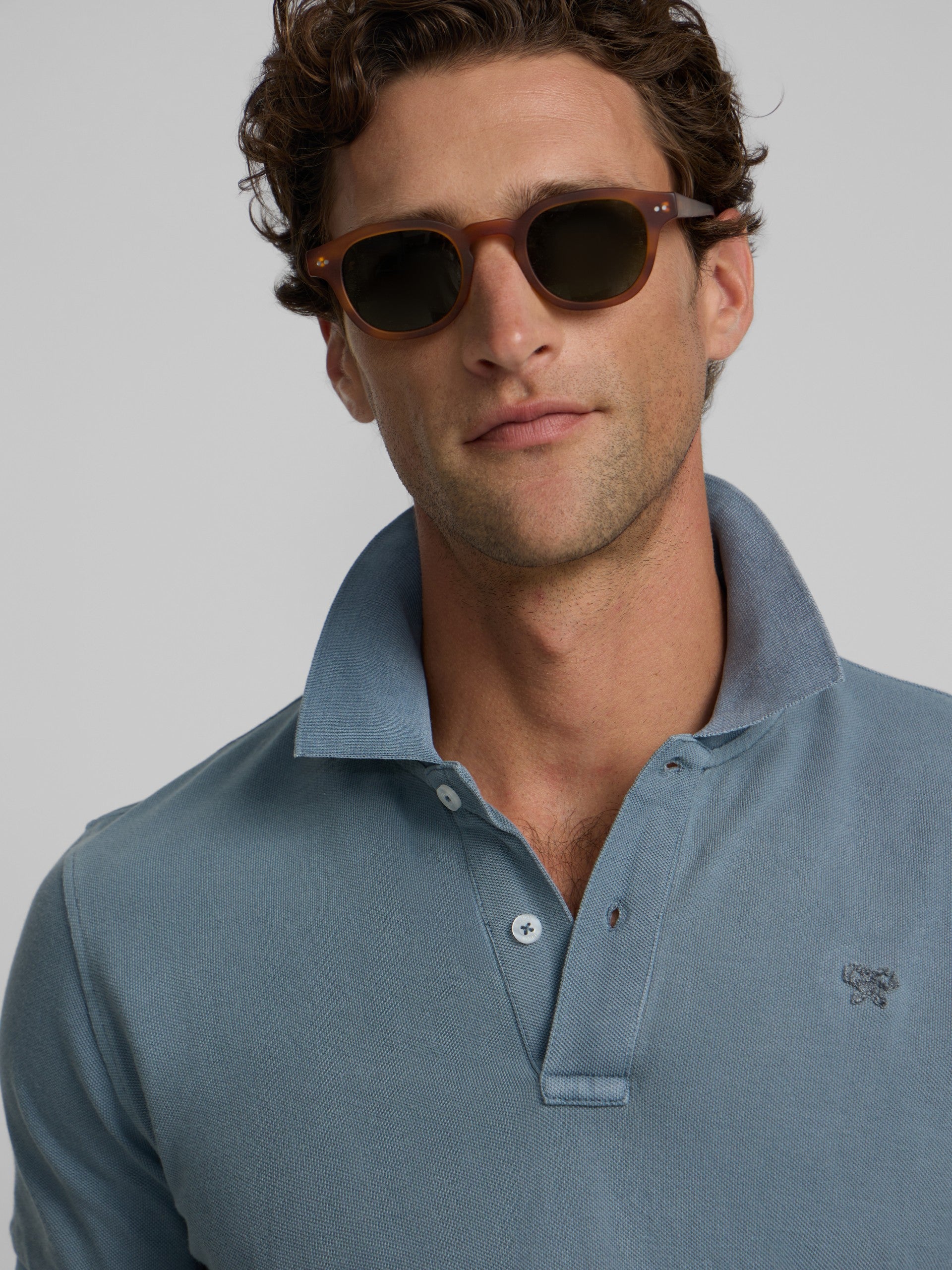 Polo clasico garment dye azul medio