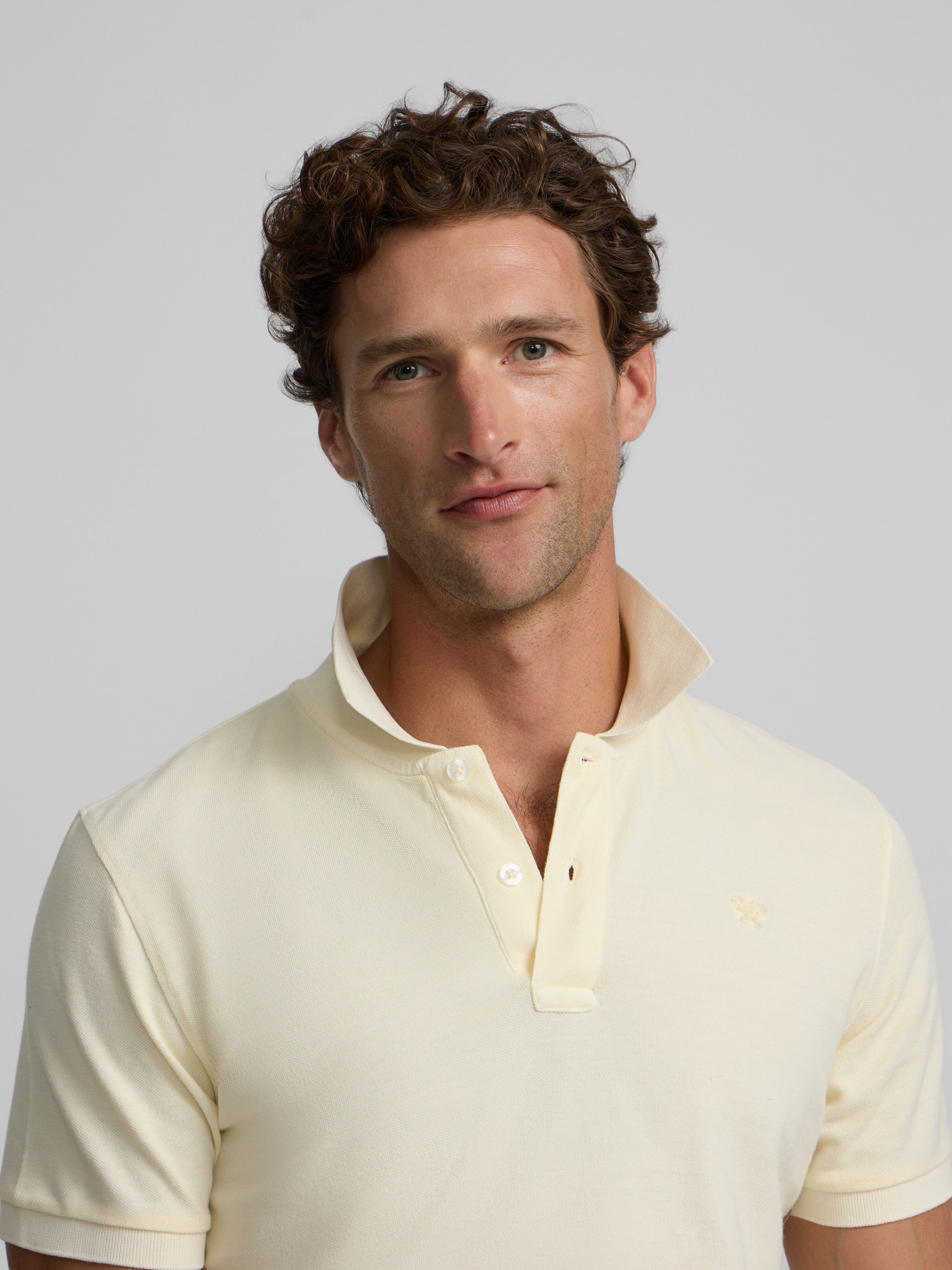 Polo clasico garment dye crema