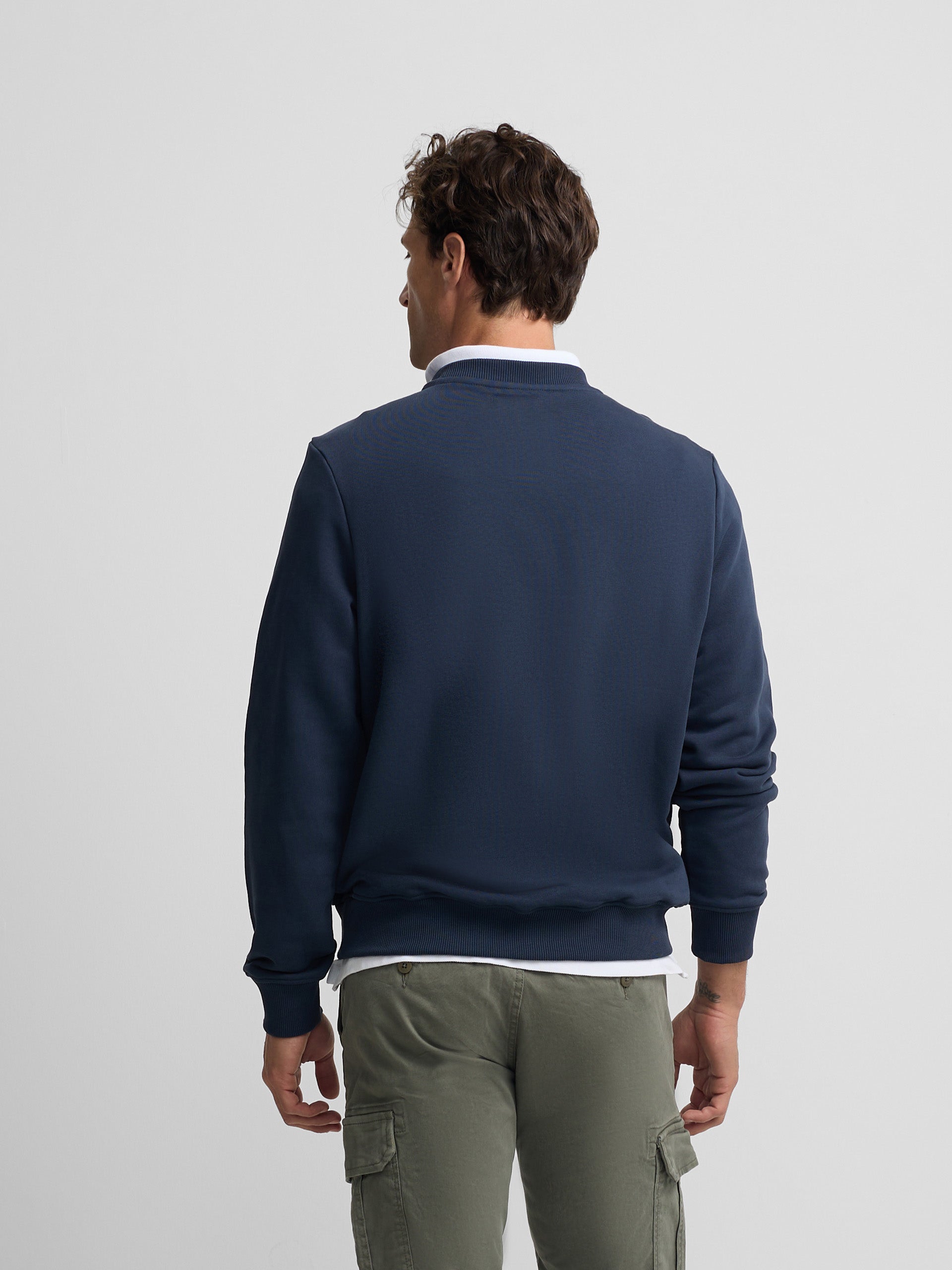 Sudadera bolsillo bordado azul marino