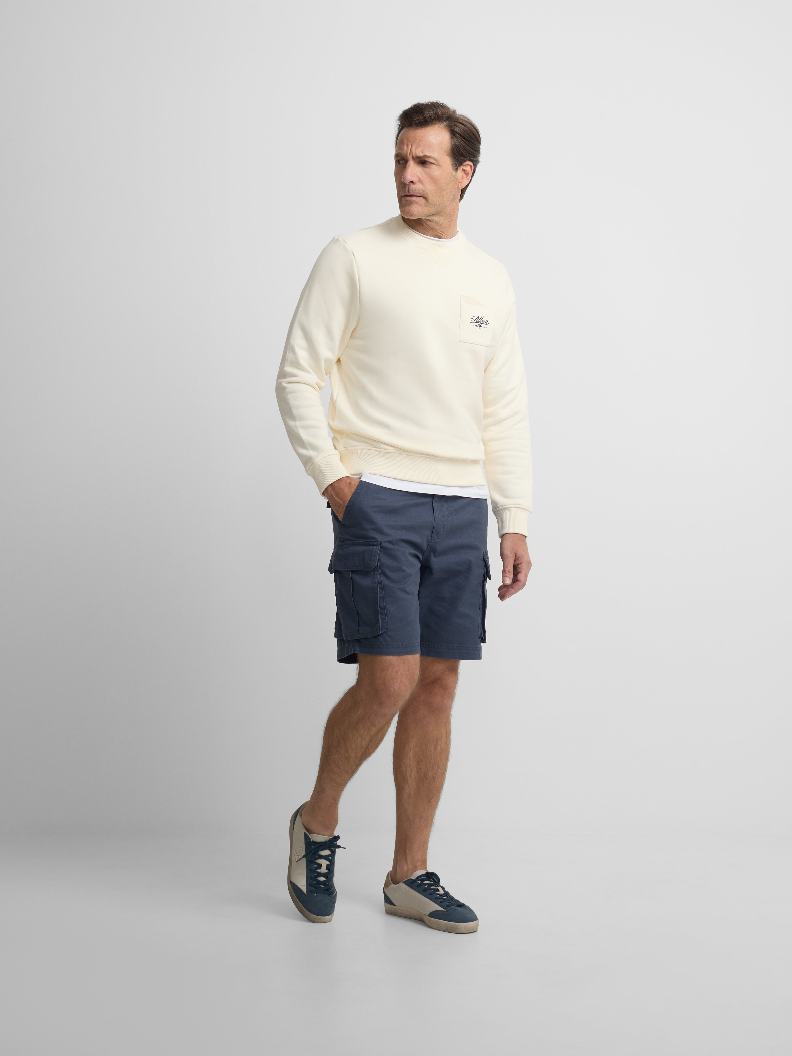 Sweat-shirt crème à poche brodée