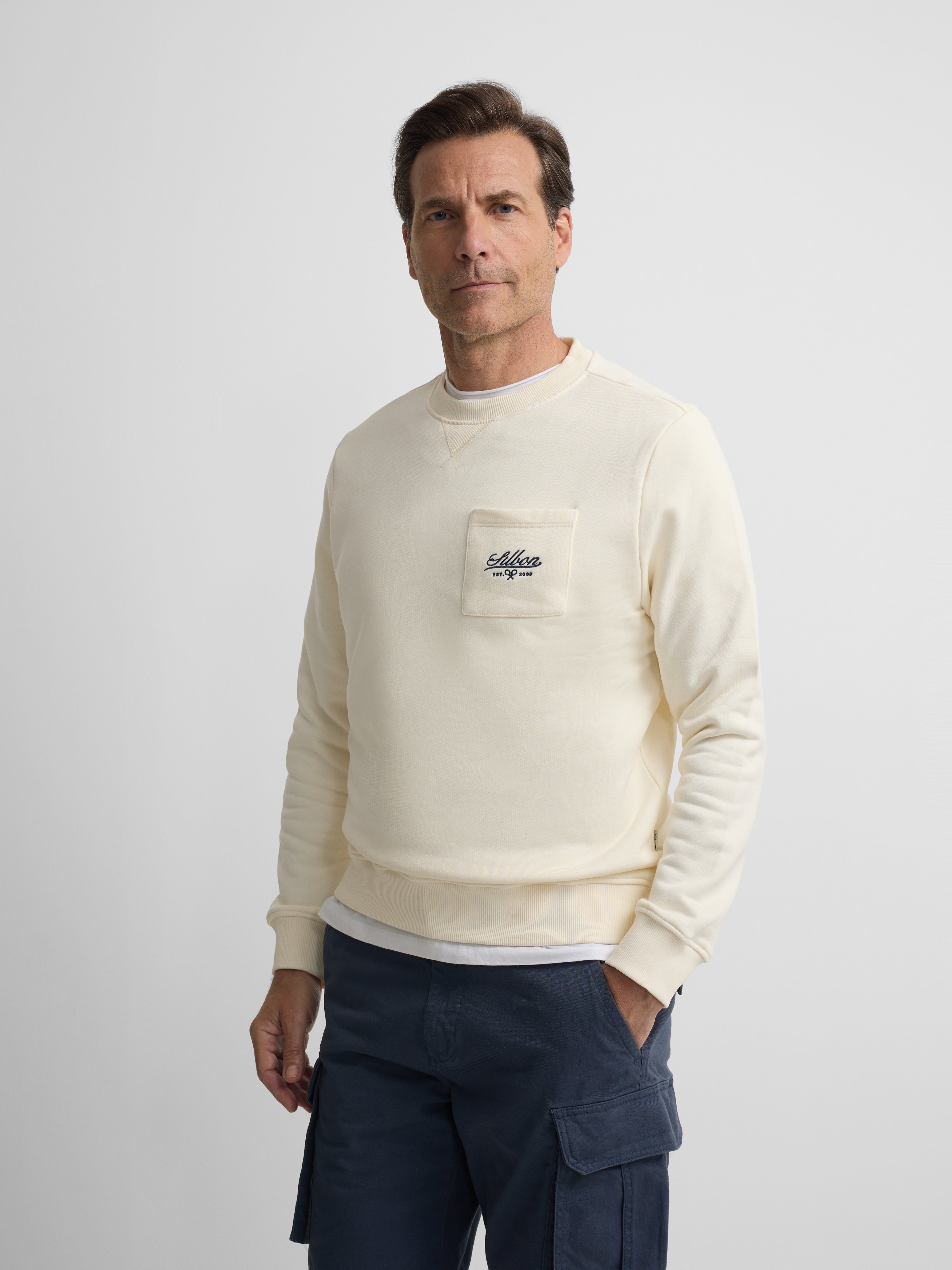 Sweat-shirt crème à poche brodée