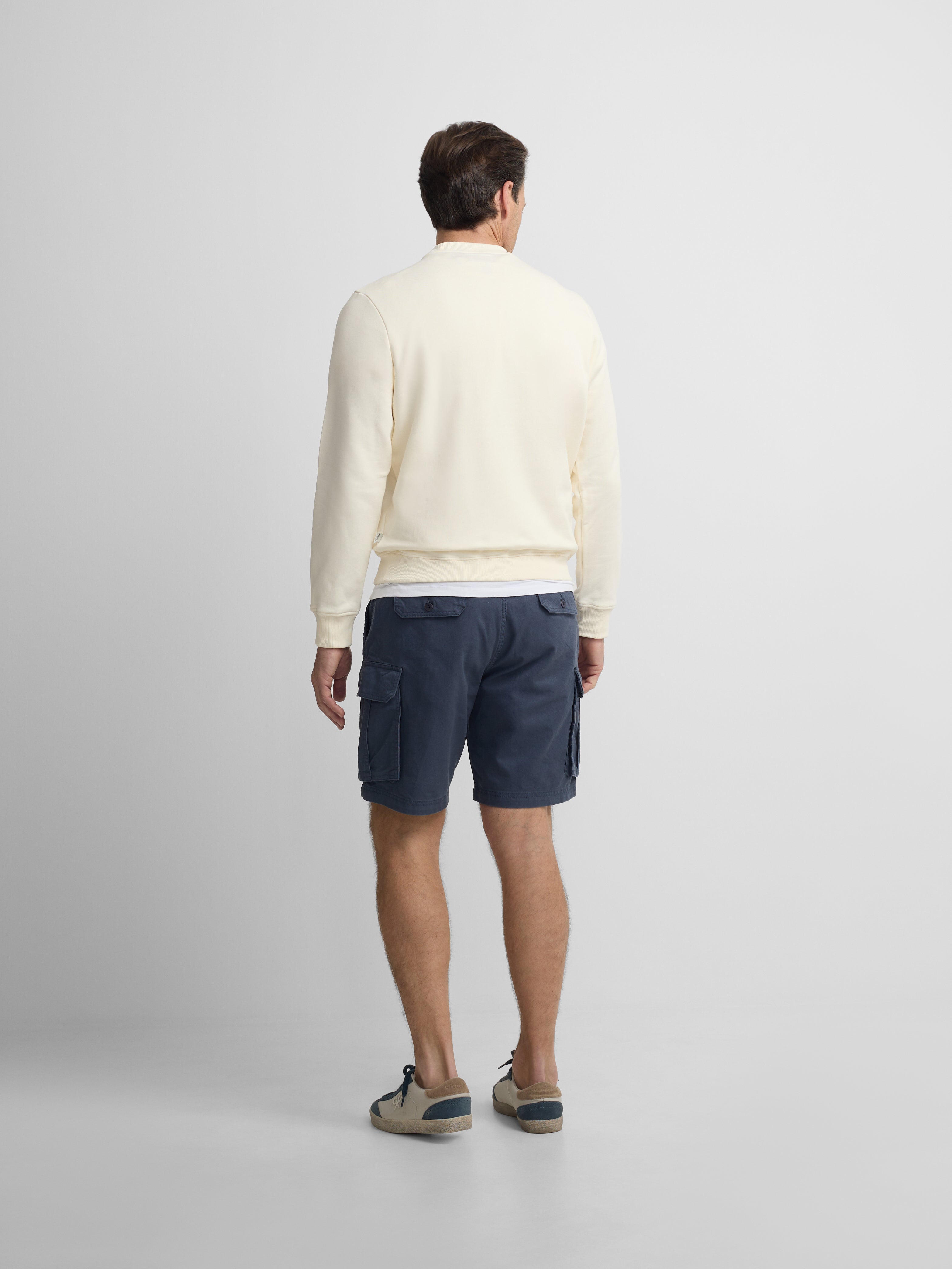 Sweat-shirt crème à poche brodée