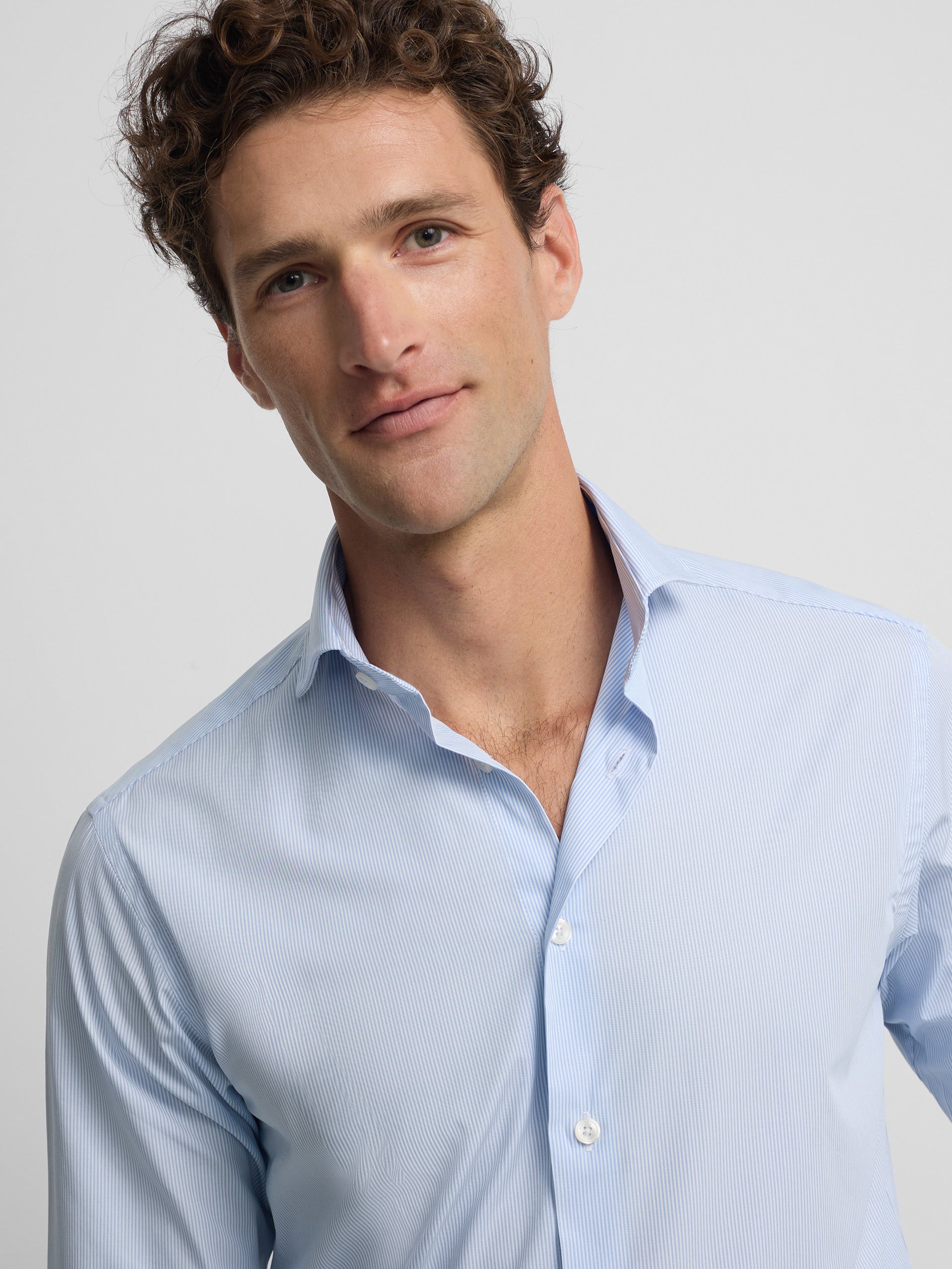 Camisa de vestir risca fina azul claro
