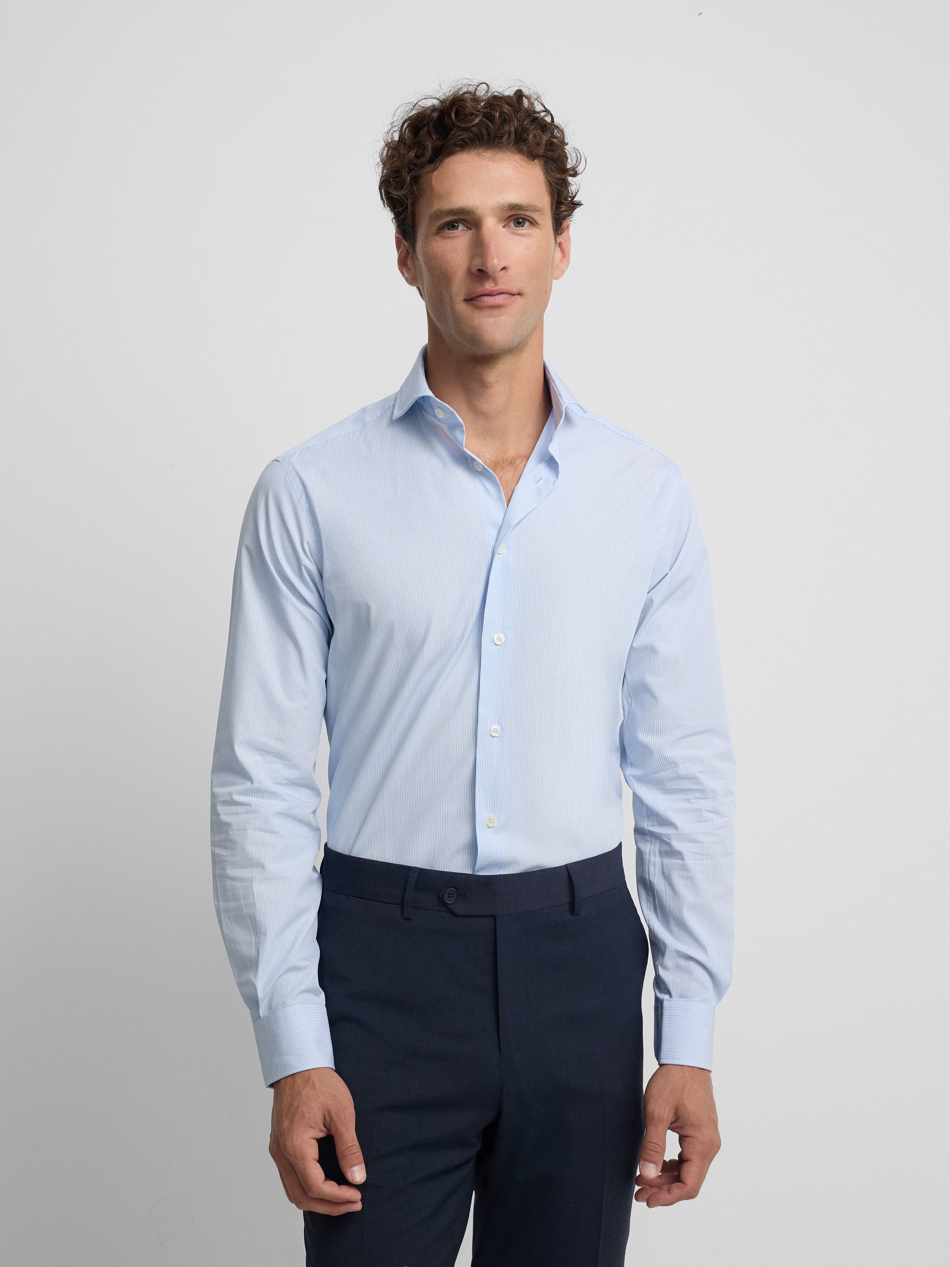 Camisa de vestir risca fina azul claro