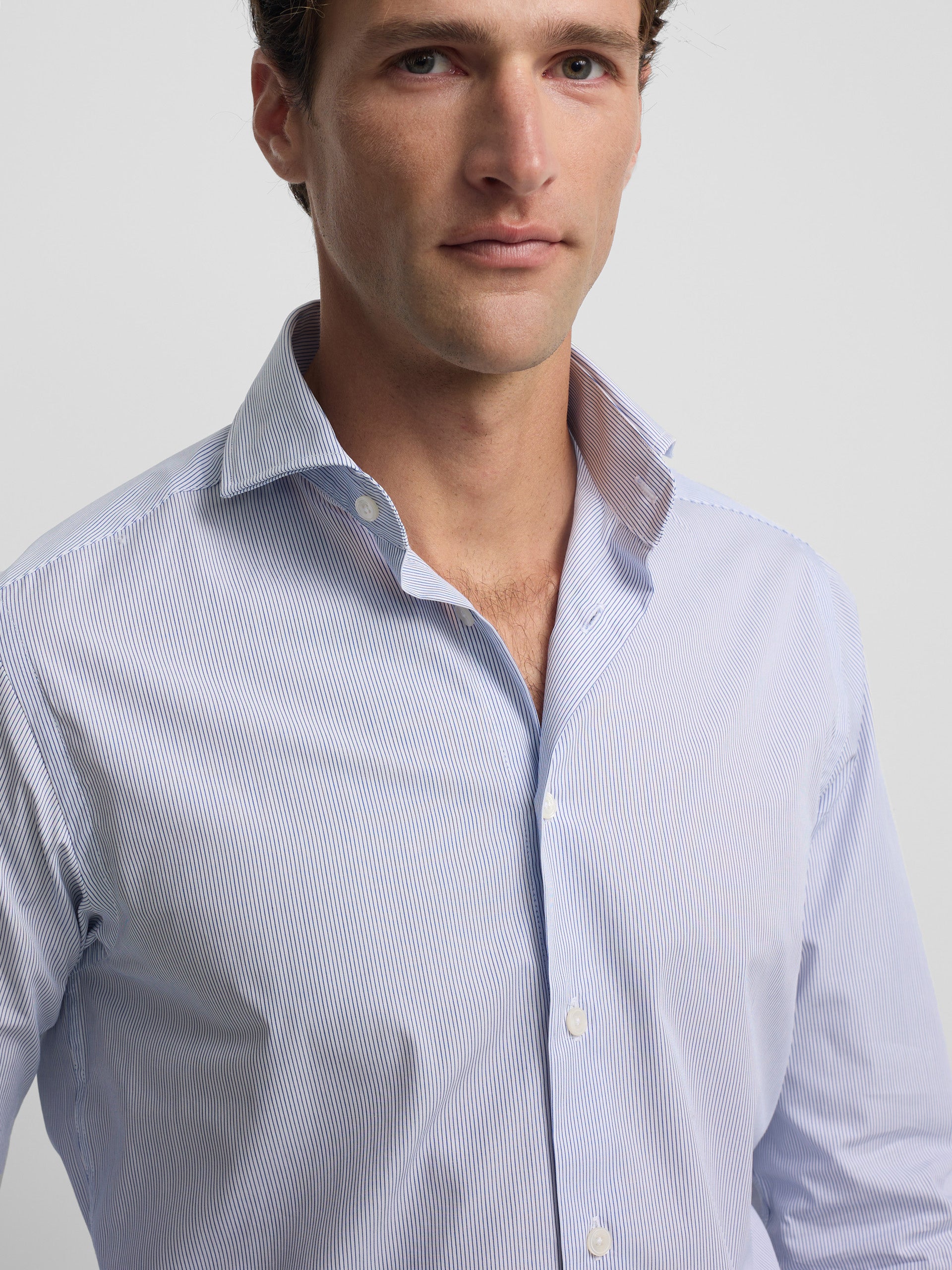 Chemise habillée à fines rayures bleu marine