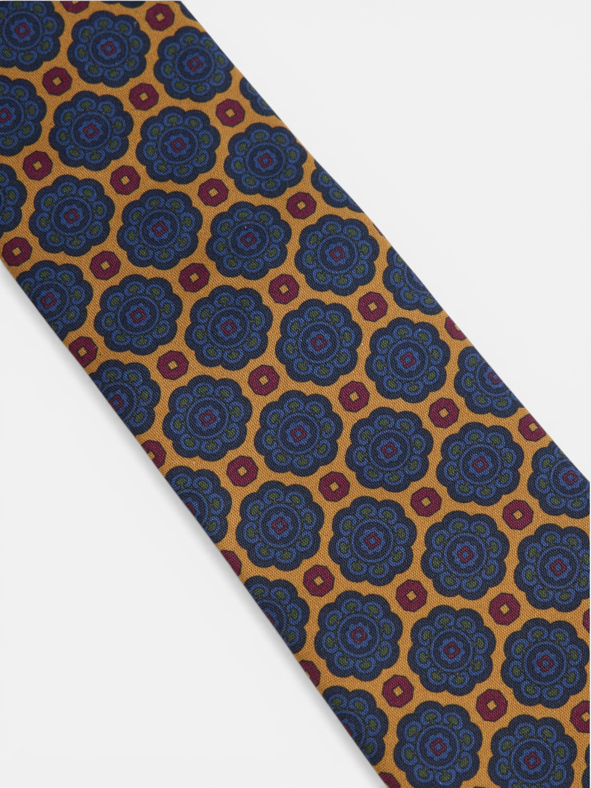 Corbata seda motivo geometrico flor amarilla