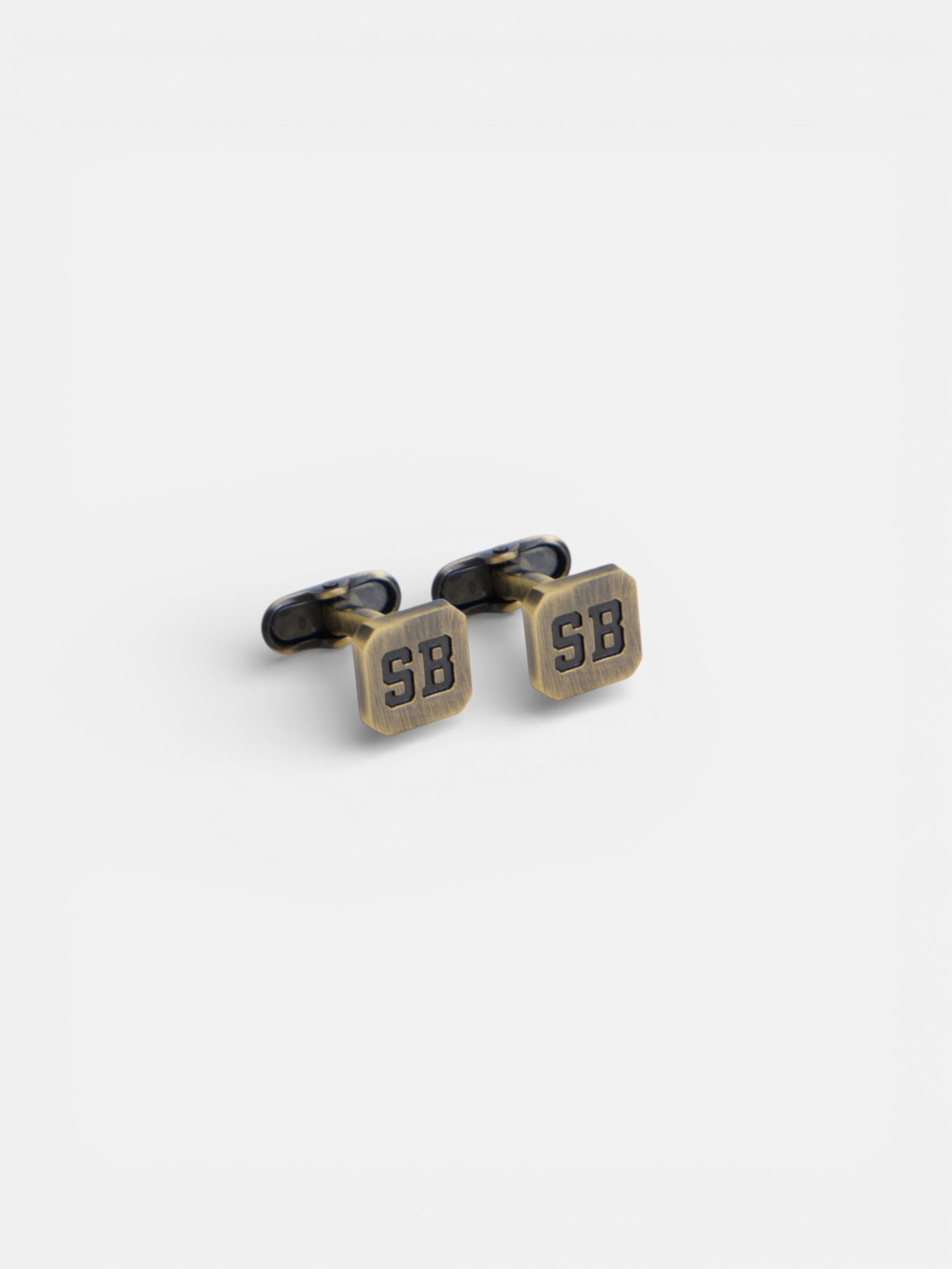 Square cufflink with engraved aged gold detail