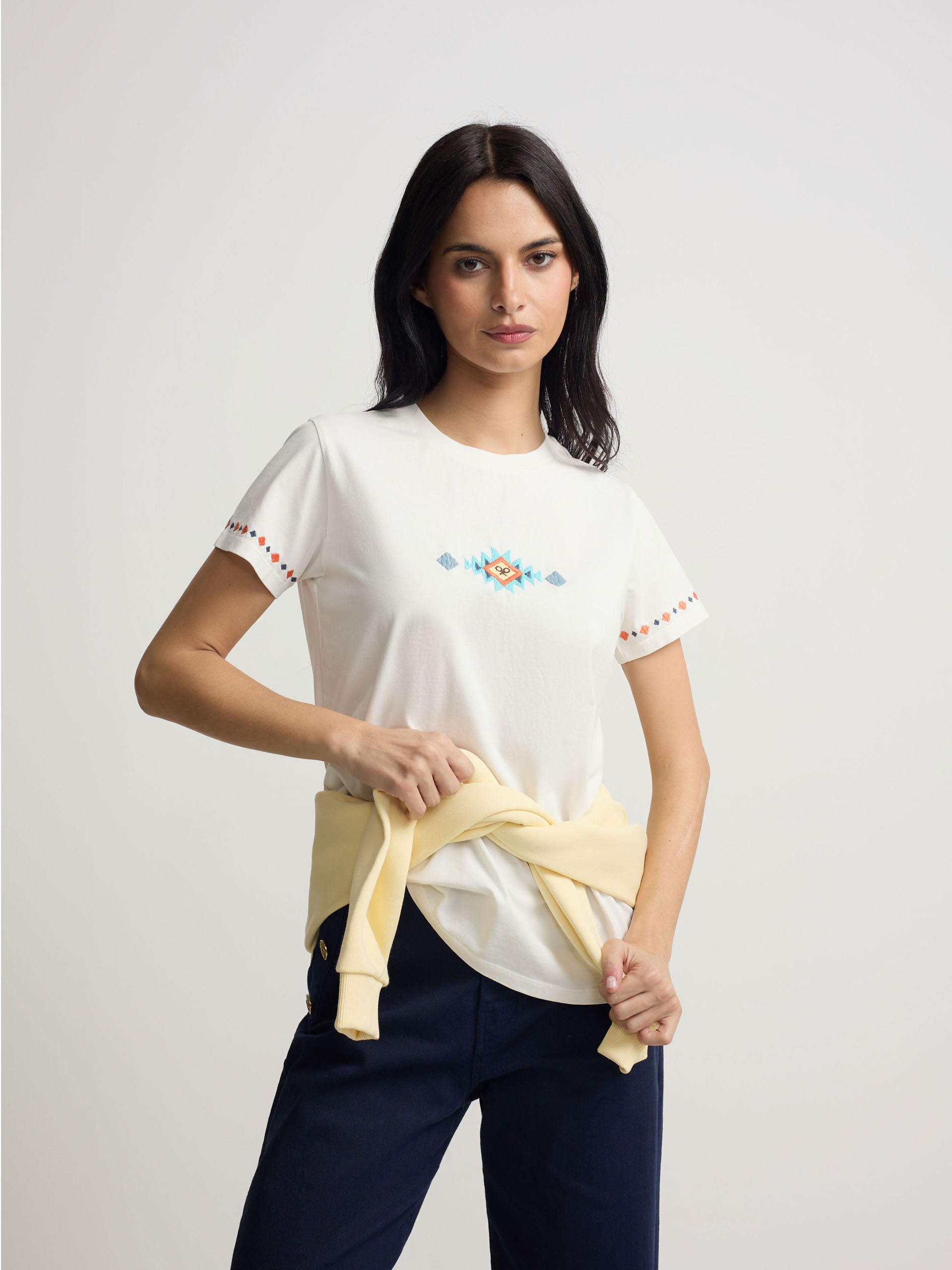 Camiseta woman bordados ikat blanca