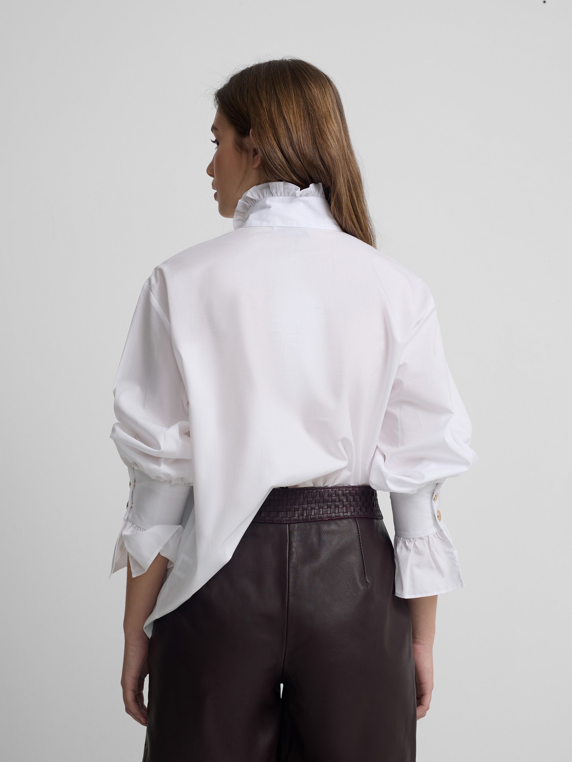 Camisa branca com detalhe no punho