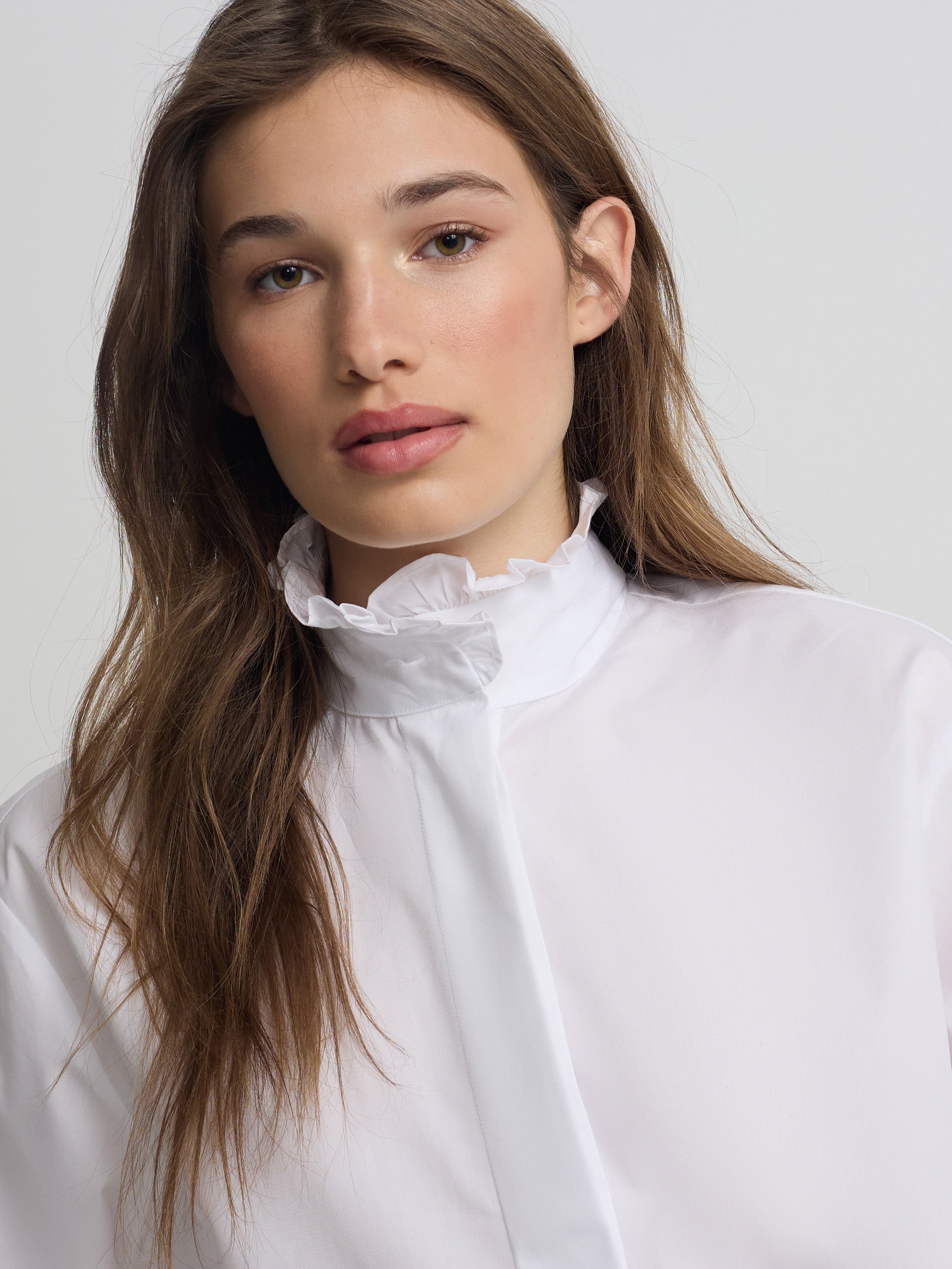 Camisa branca com detalhe no punho