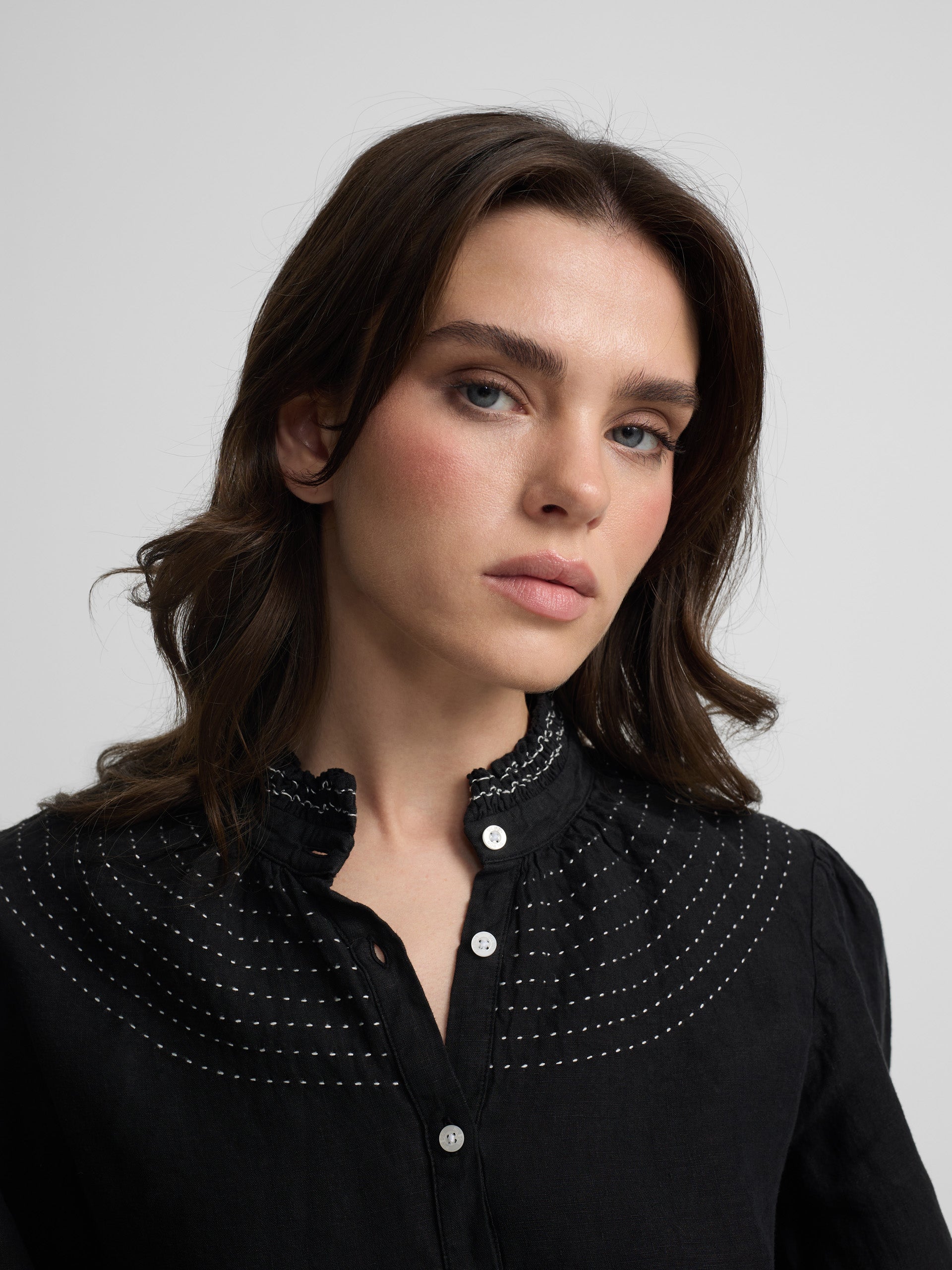 Camisa fruncida manga larga lino negra