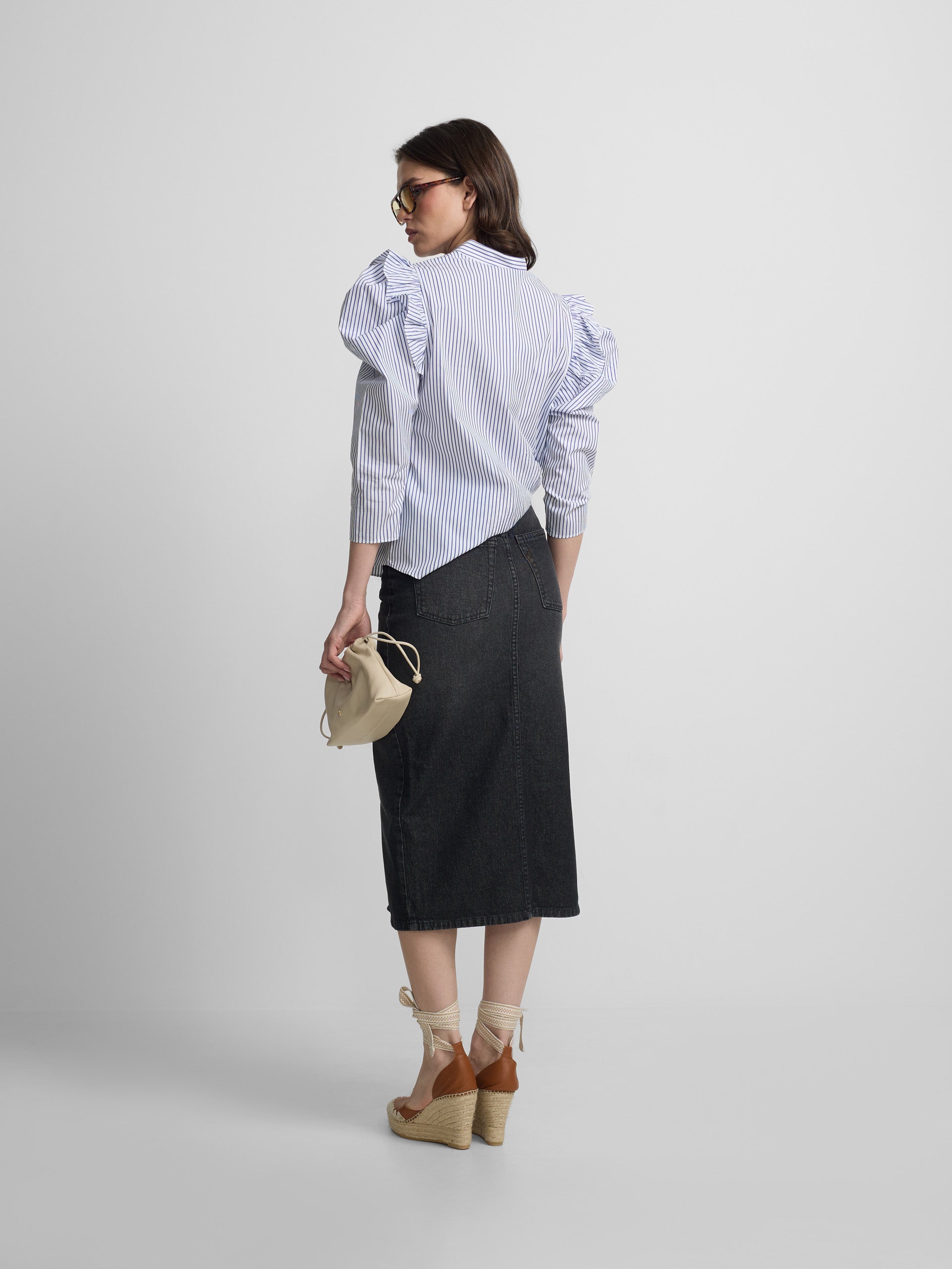 Jupe midi droite à boucle en denim gris