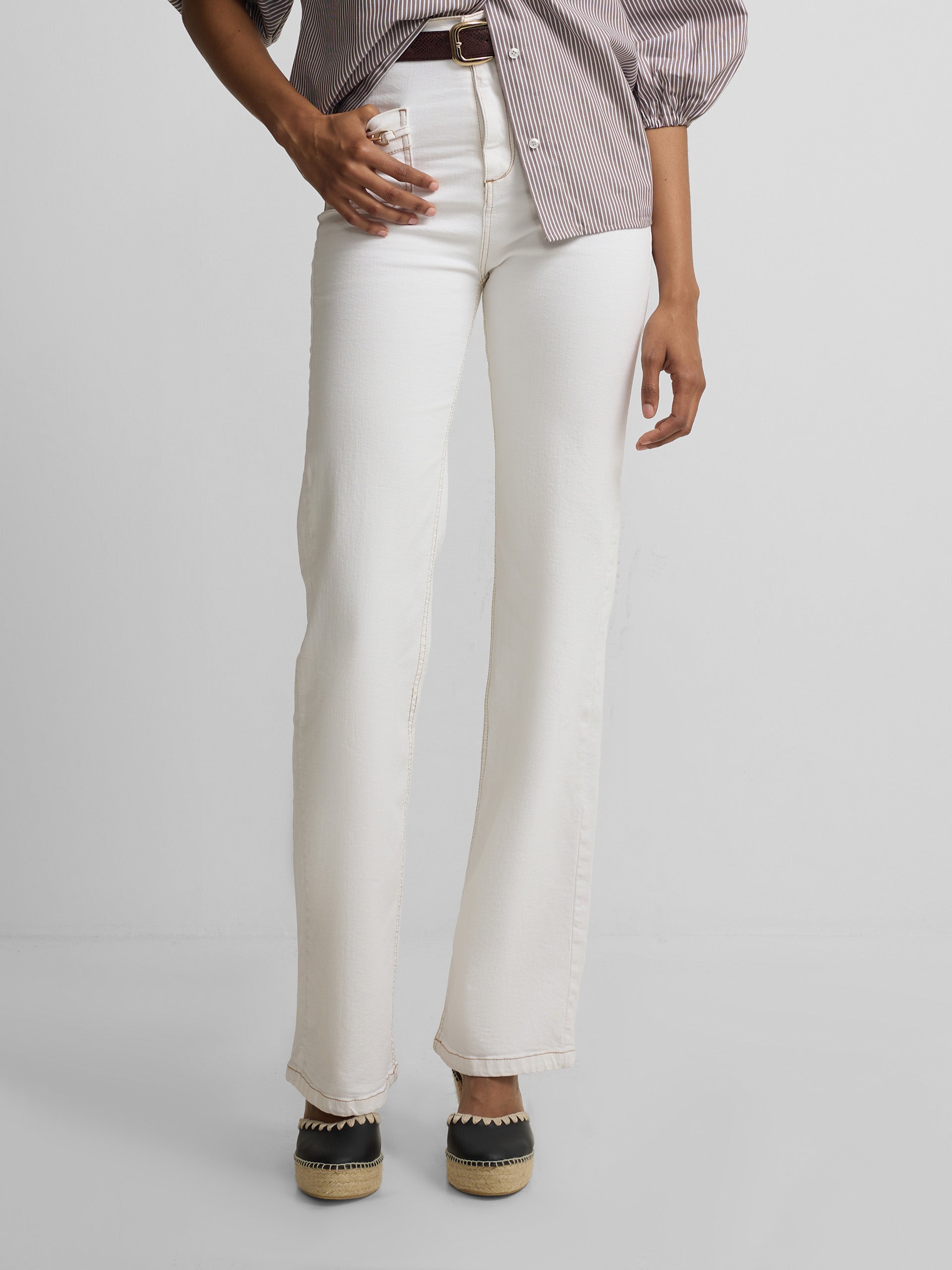 Pantalon denim hebillas blanco