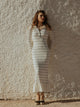 Vestido comprido de malha com mangas compridas, riscas em cru e preto