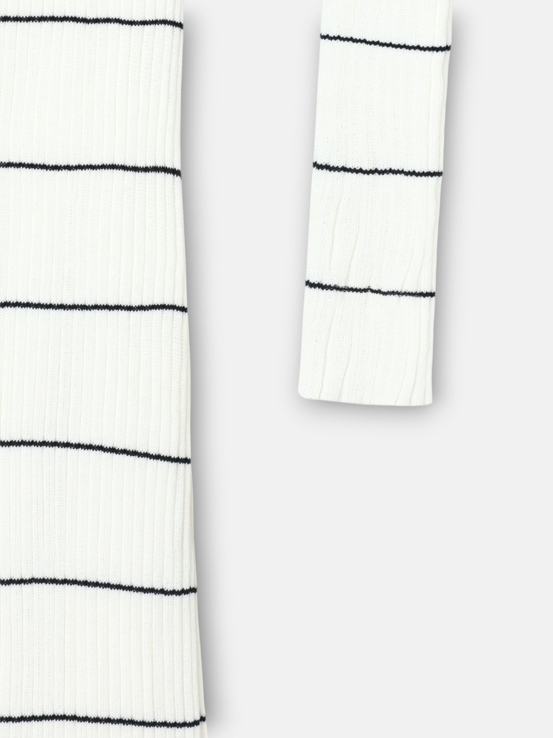 Vestido comprido de malha com mangas compridas, riscas em cru e preto