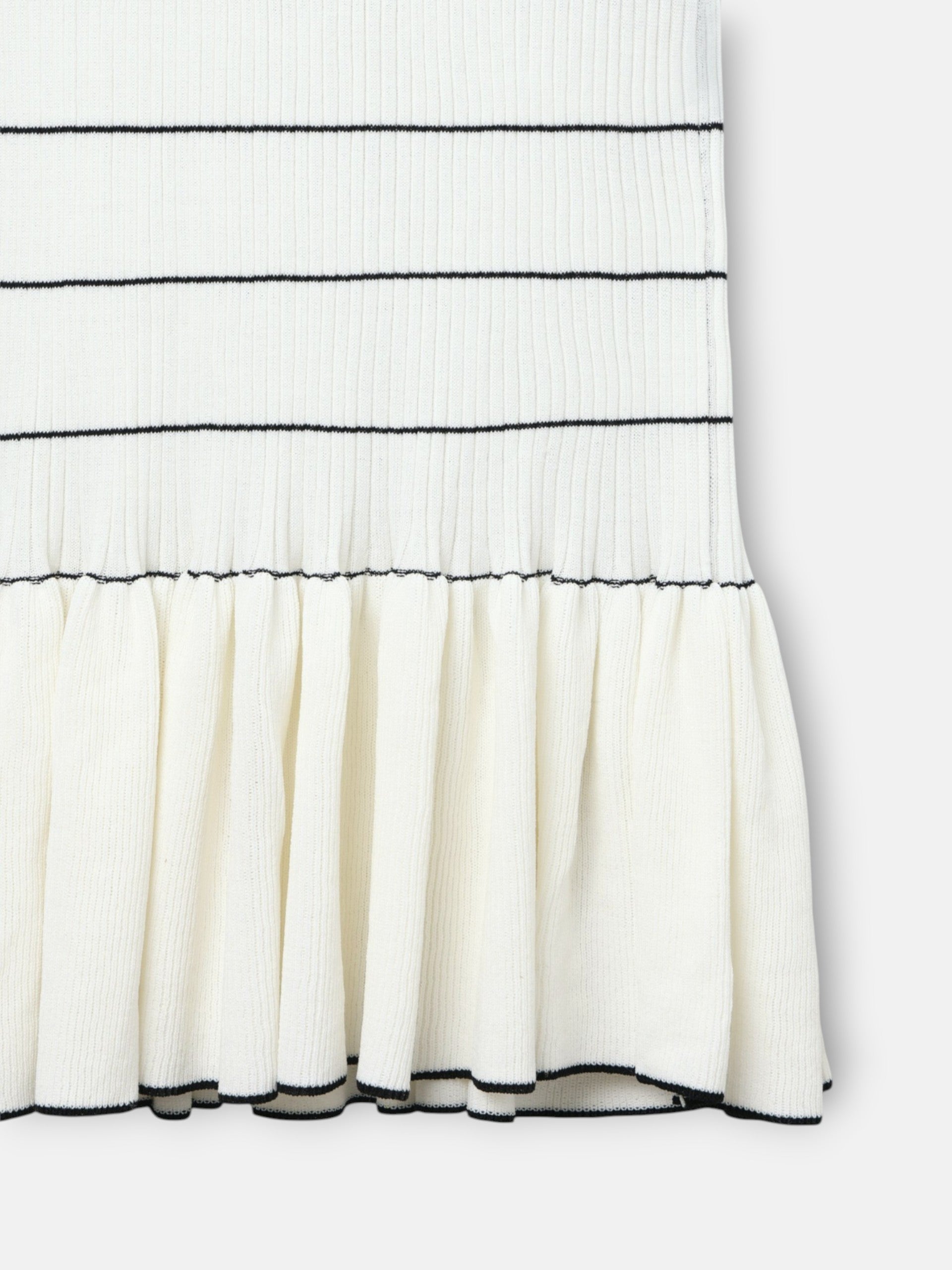 Vestido comprido de malha com mangas compridas, riscas em cru e preto