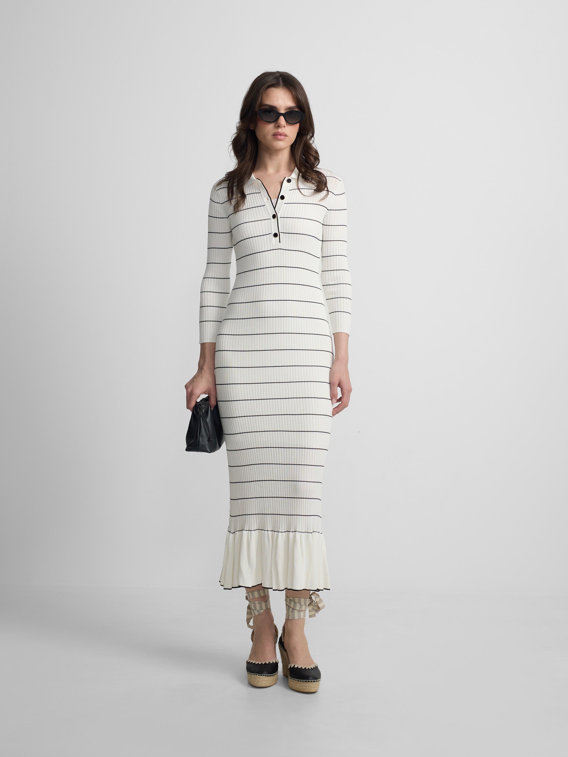 Vestido comprido de malha com mangas compridas, riscas em cru e preto