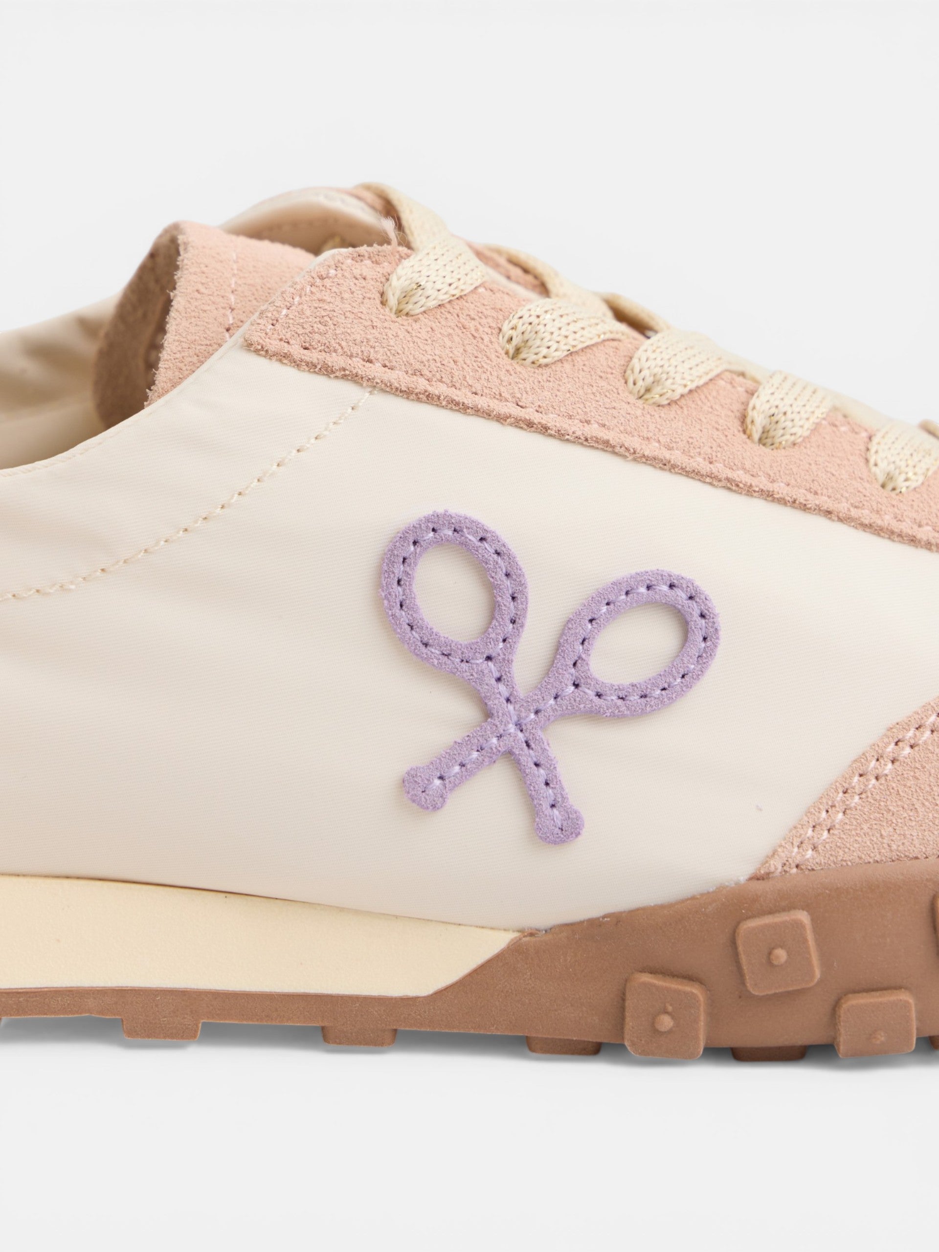 Baskets de course violettes et orange