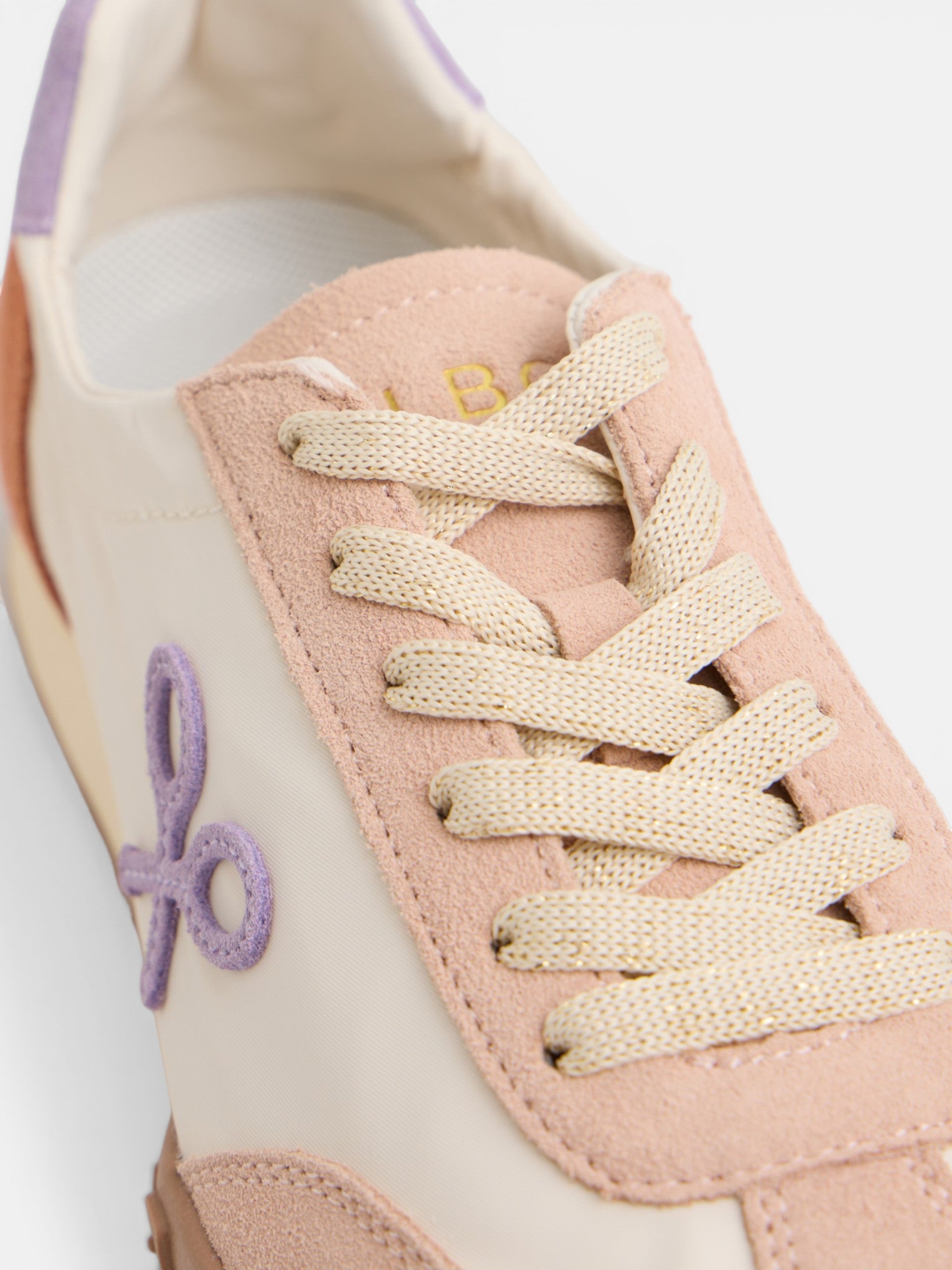 Baskets de course violettes et orange