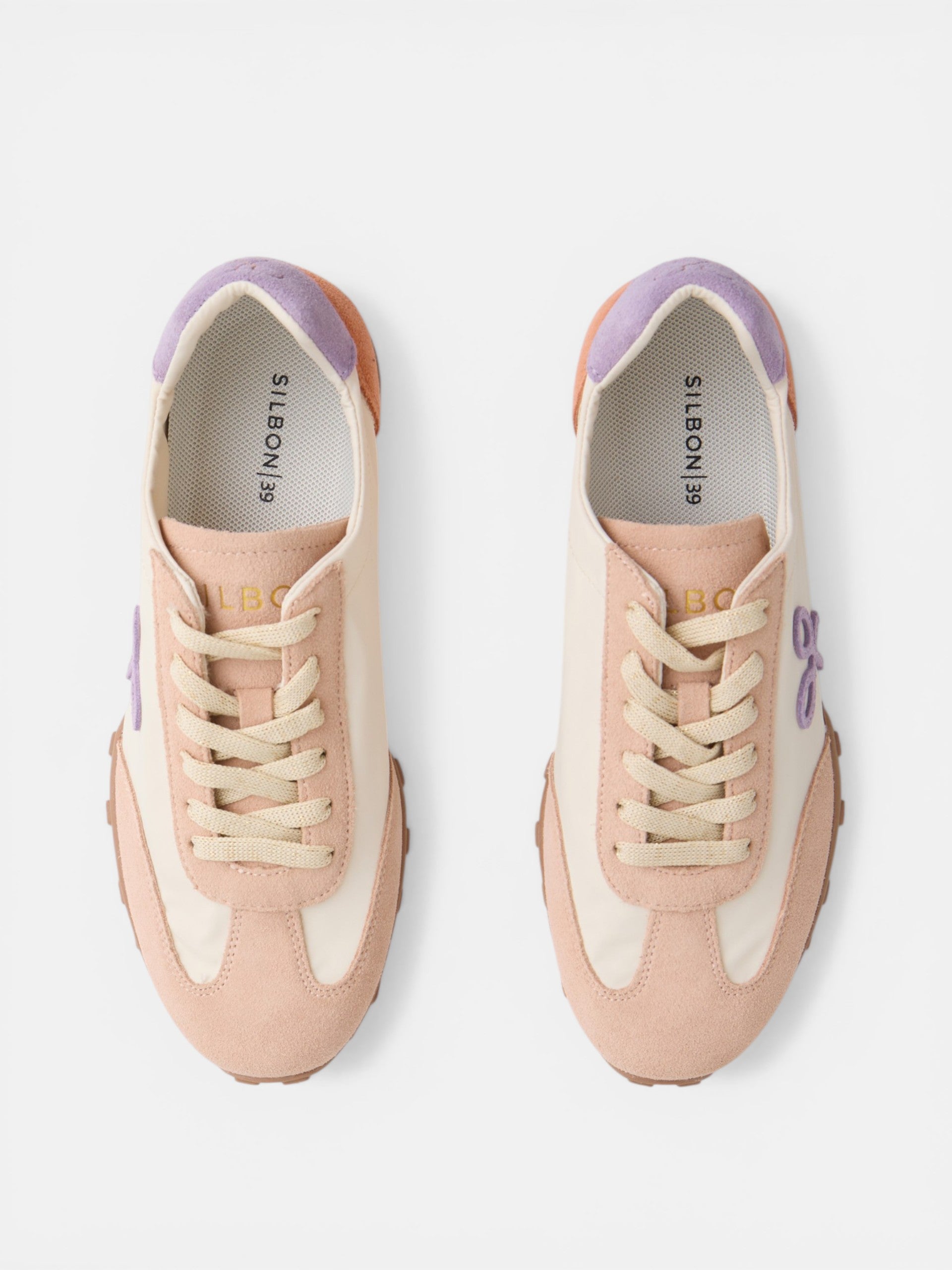 Baskets de course violettes et orange