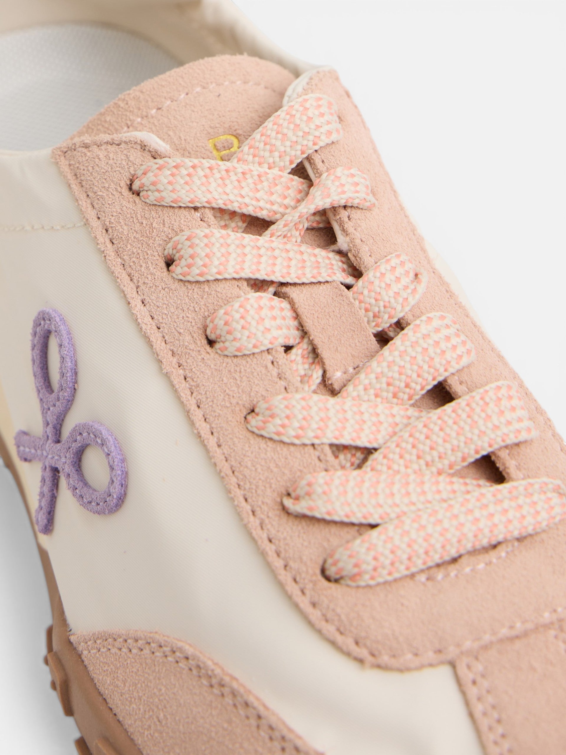 Baskets de course violettes et orange