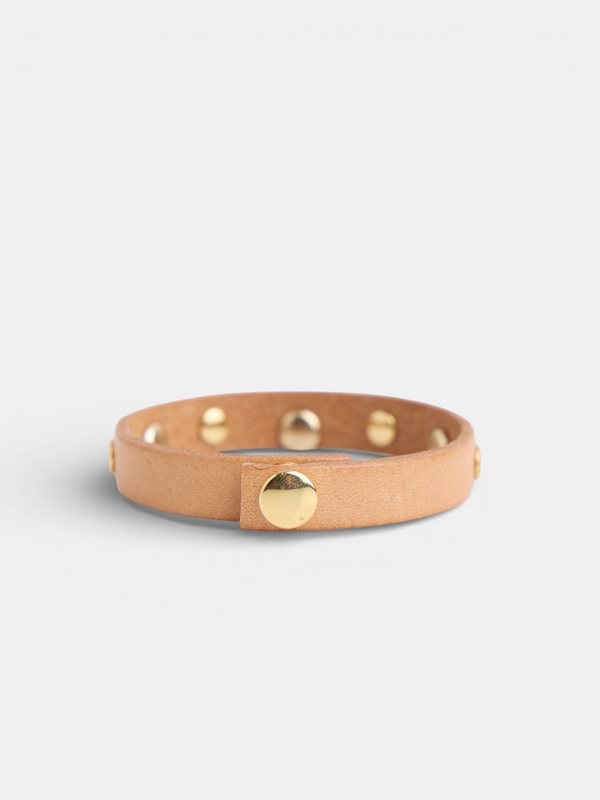 Pulseira de pele com logótipo e tachas natural