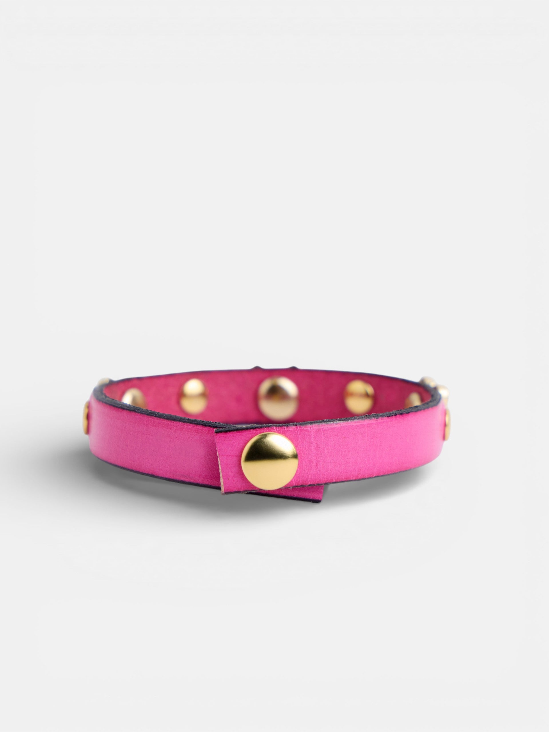 Pulseira de pele com logótipo e tachas rosa