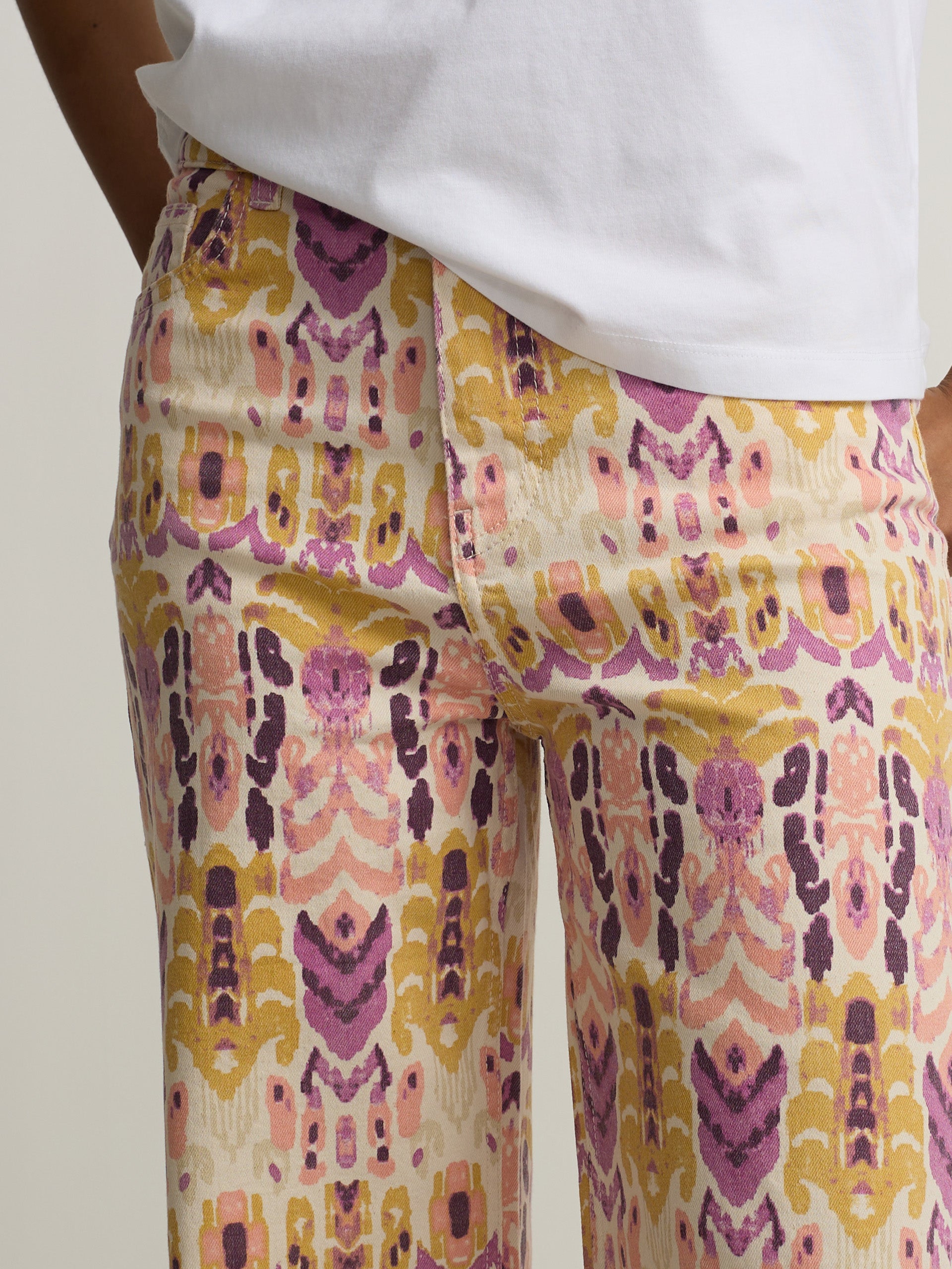 Pantalon denim estampado ikat rosas