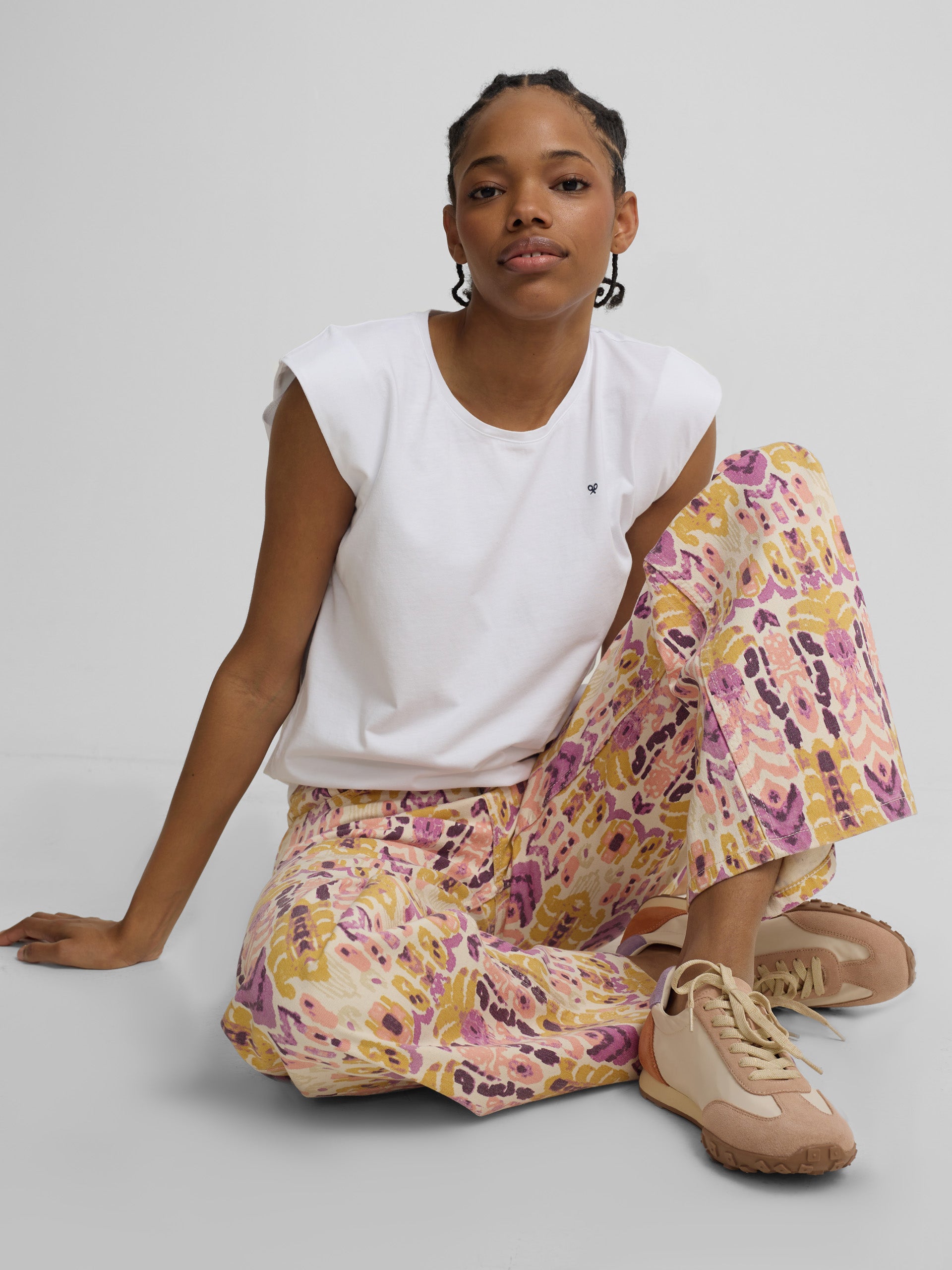 Pantalon denim estampado ikat rosas