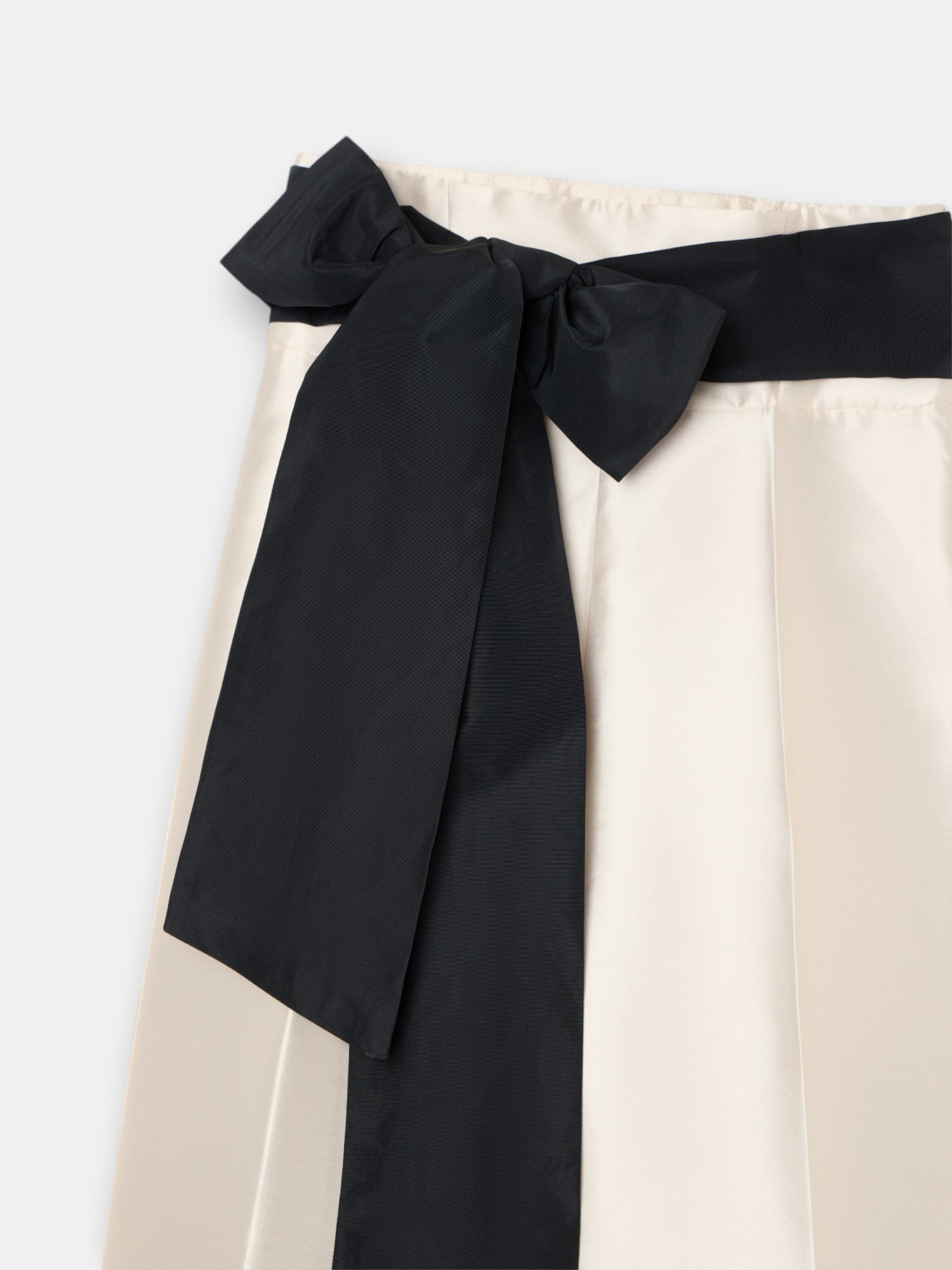 Pantalón CaprilexSilbon mikado vainilla y negro