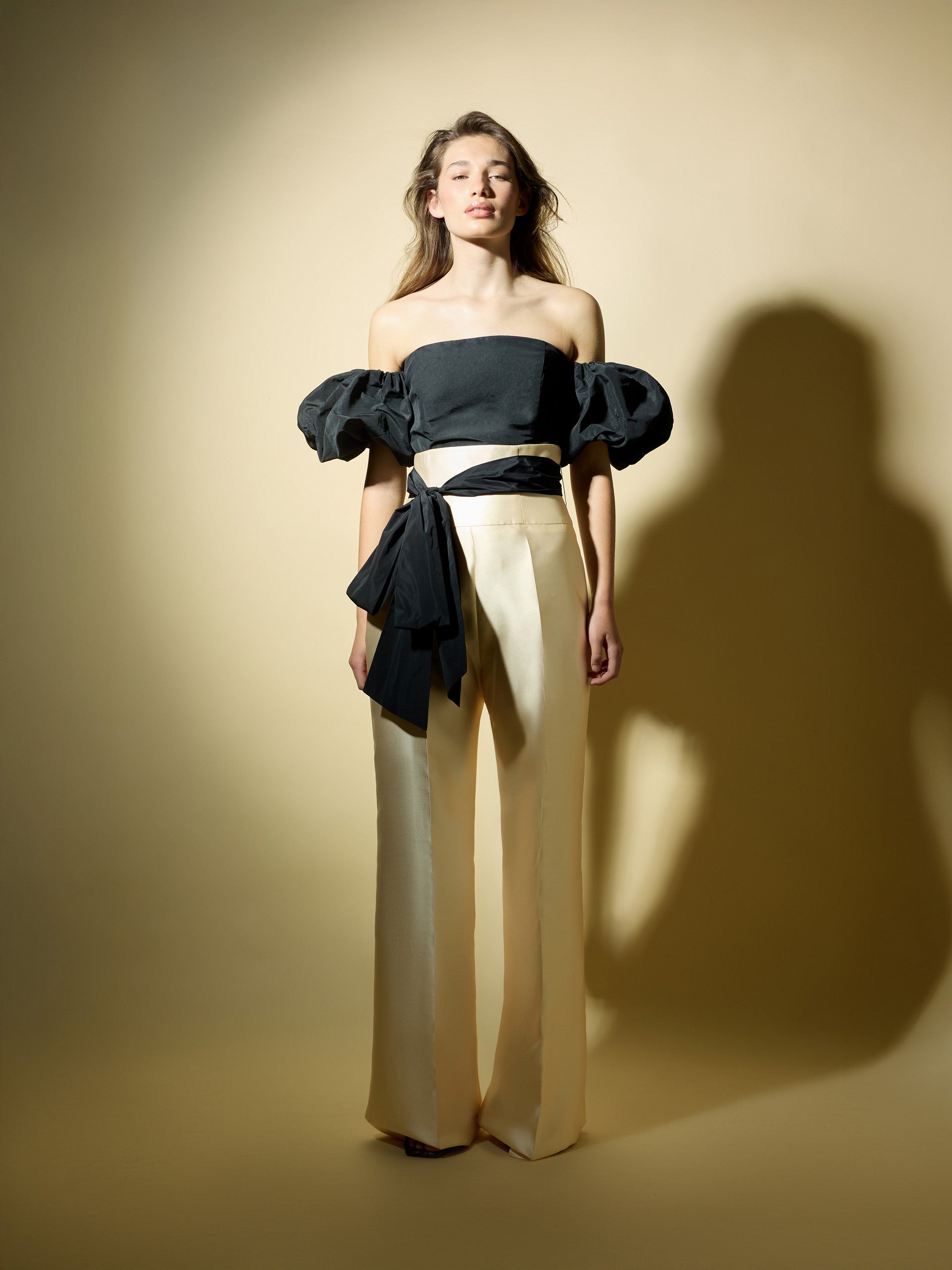 Pantalón CaprilexSilbon mikado vainilla y negro