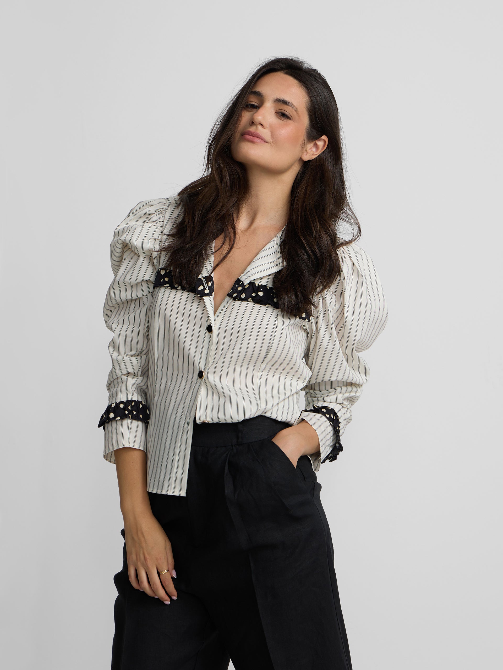 Camisa estampado combinado rayas y lunares blanca