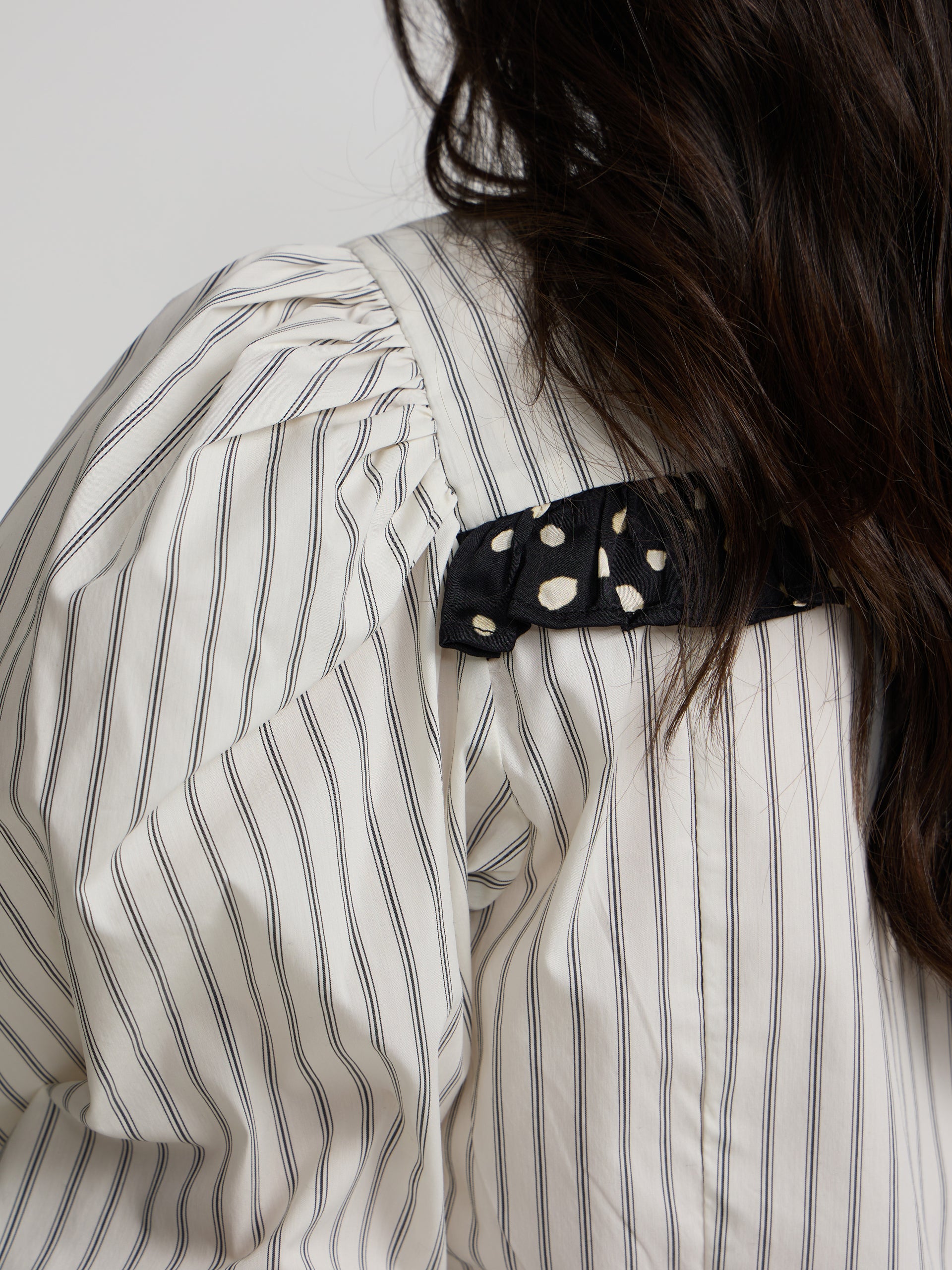 Camisa estampado combinado rayas y lunares blanca
