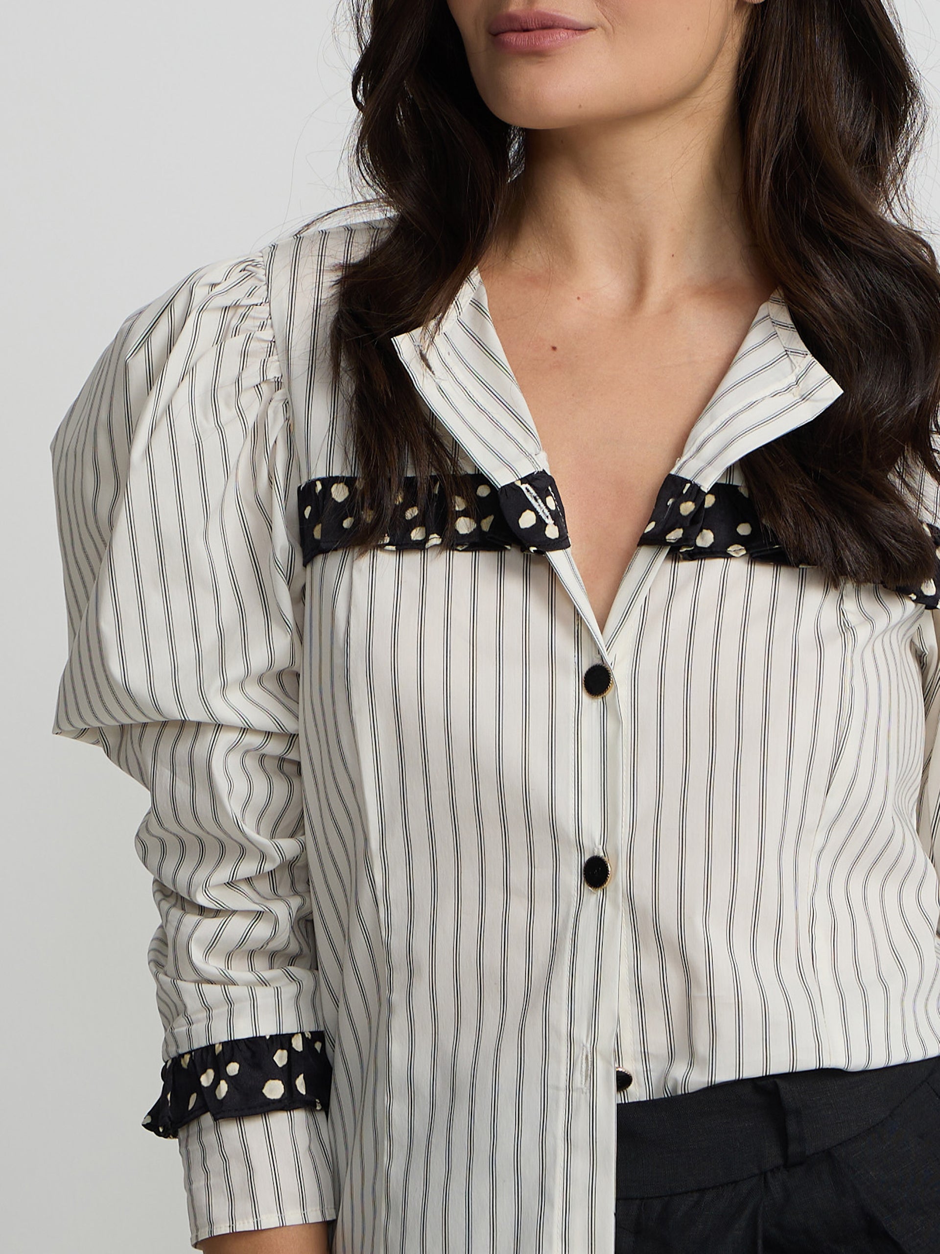 Camisa estampado combinado rayas y lunares blanca