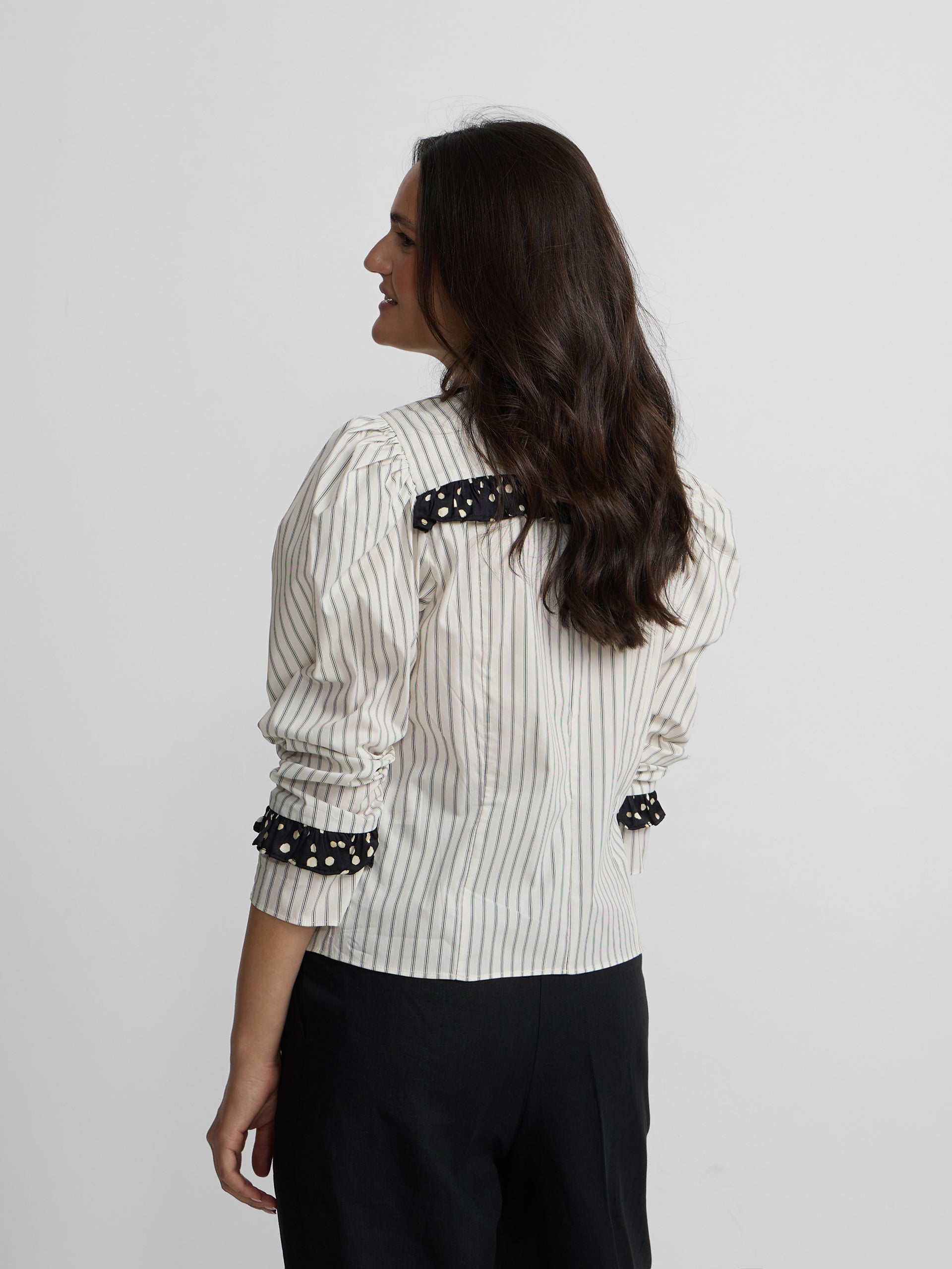 Camisa estampado combinado rayas y lunares blanca