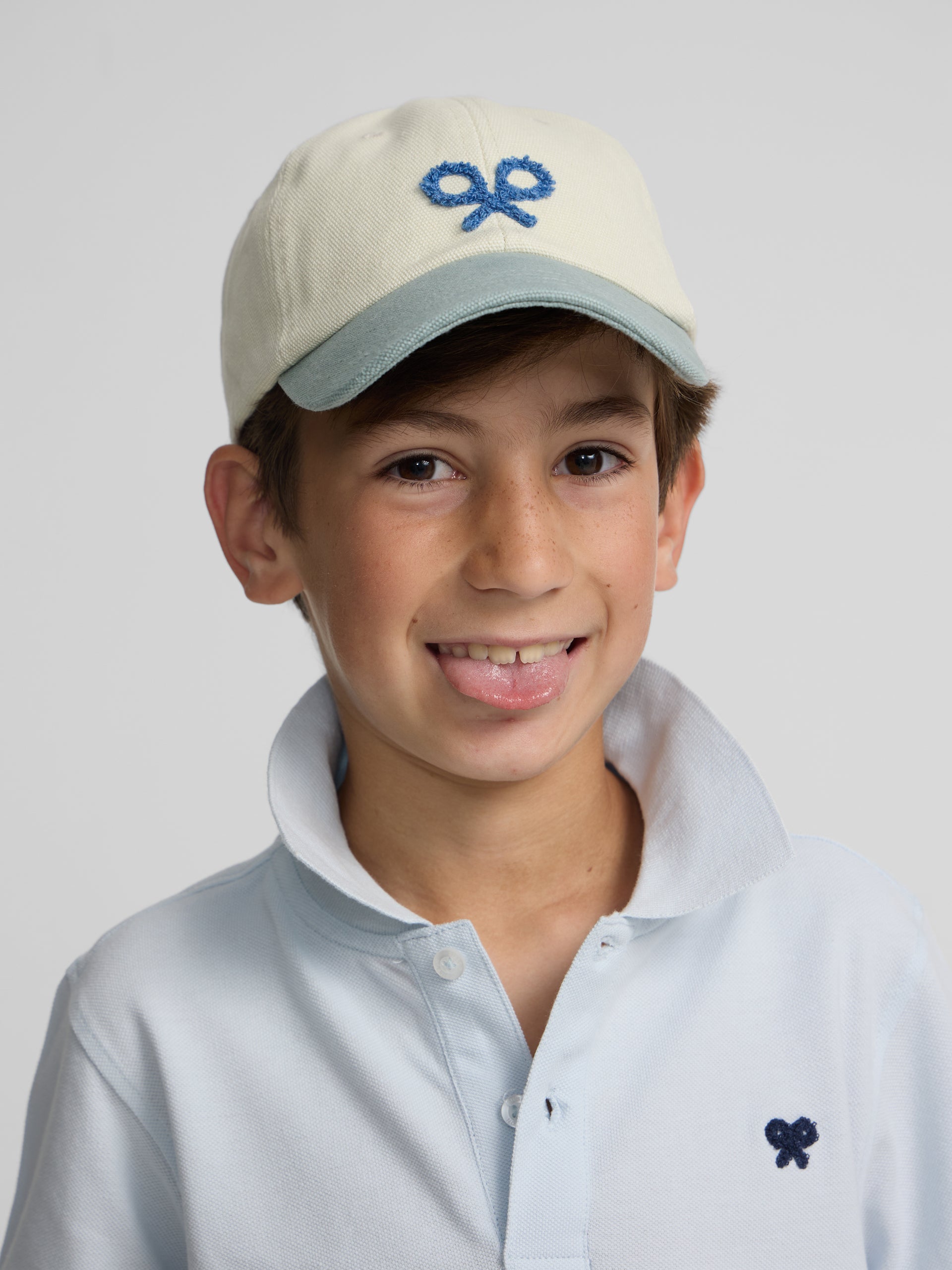 Polo kids liso logo rizo azul claro