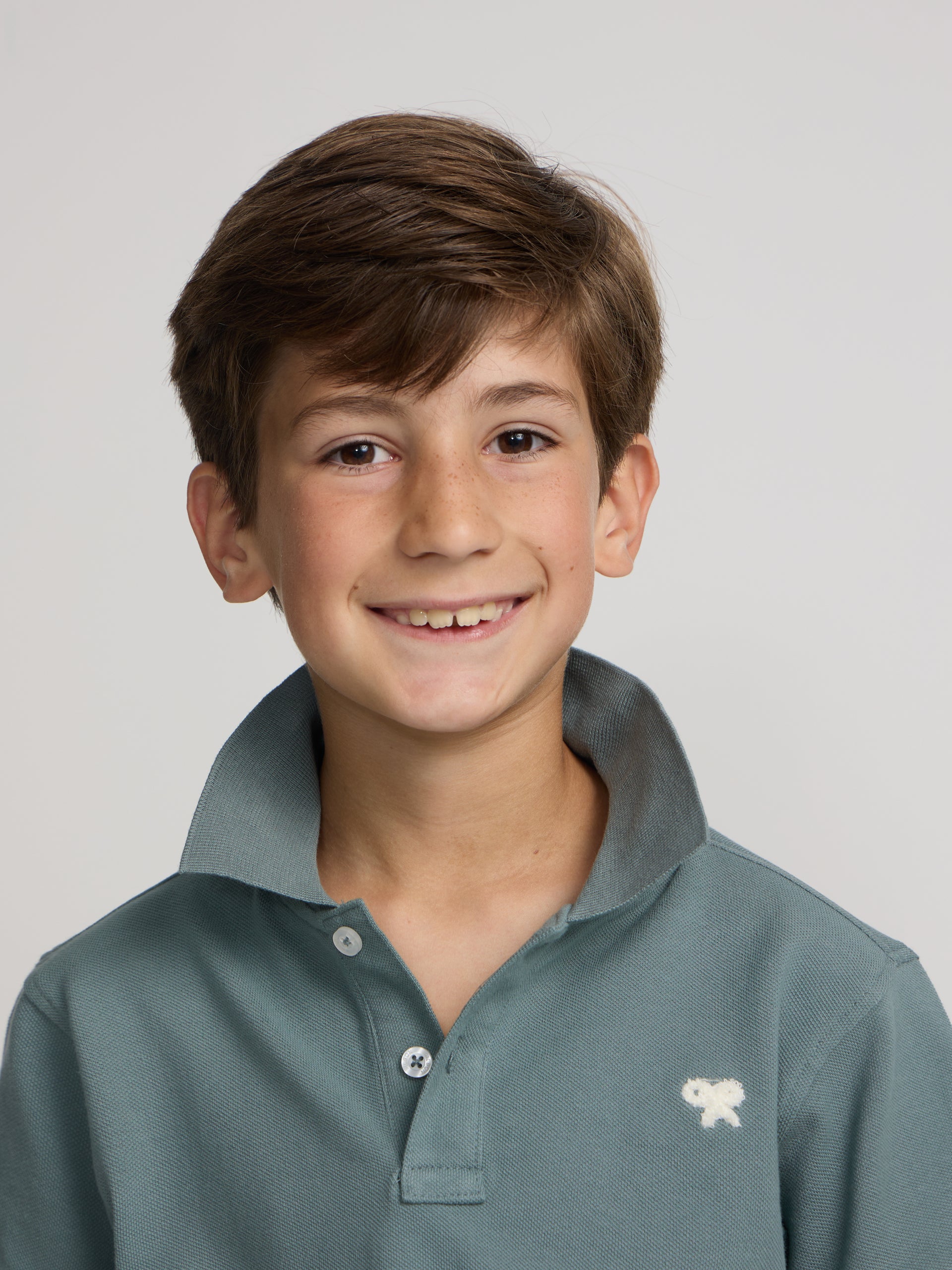 Polo kids liso logo rizo verde oscuro