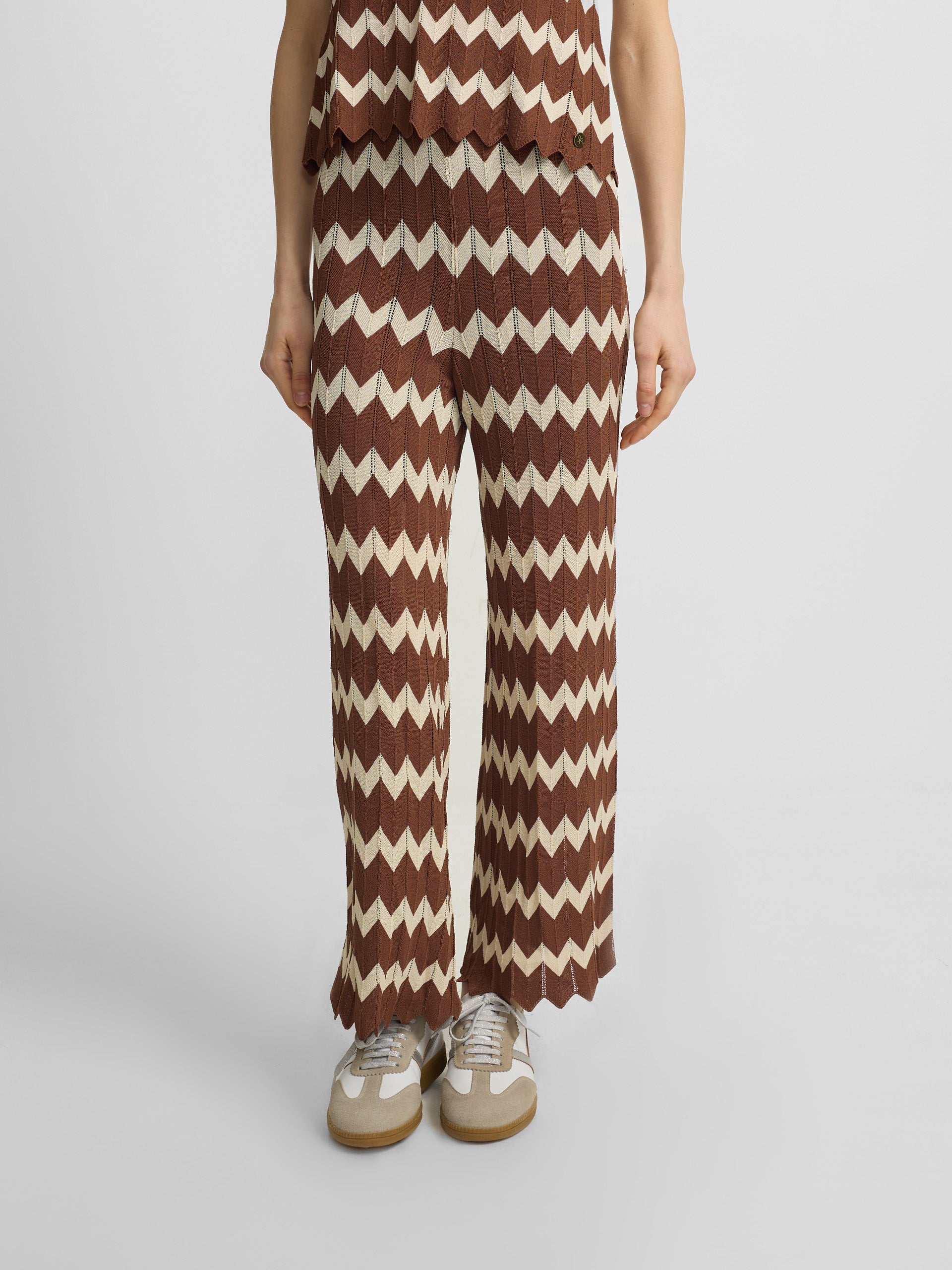 Pantalon punto espiga marrones