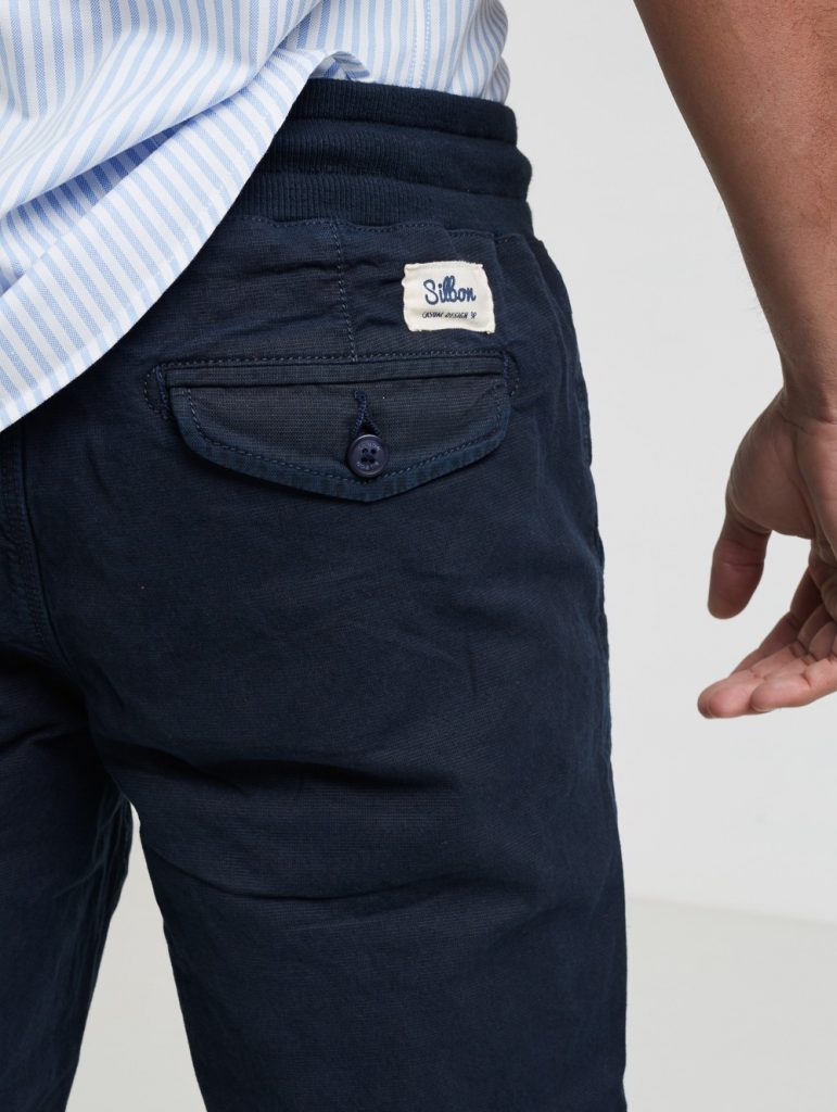 COM JOGGERS, MAS FORMAL