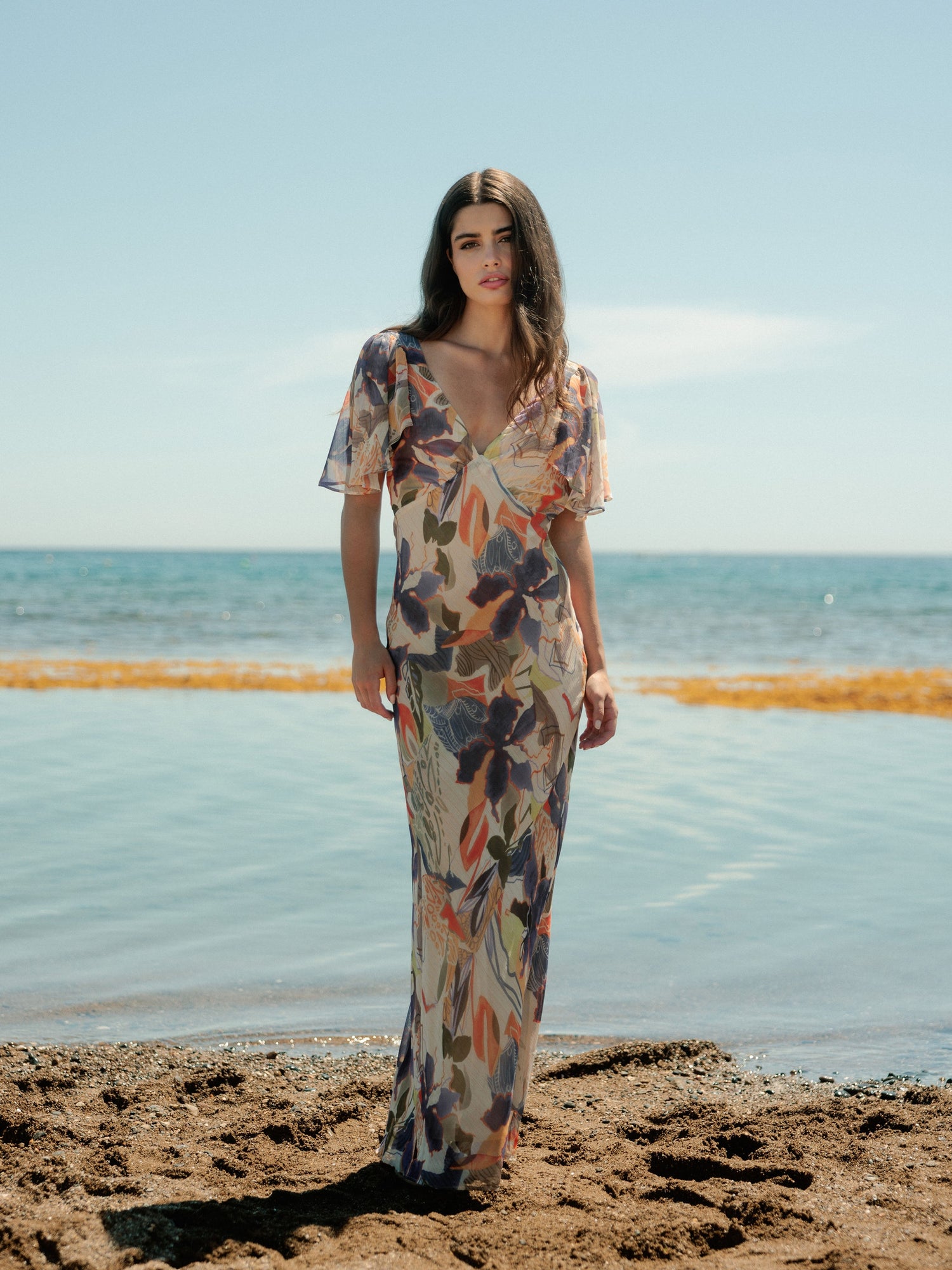 Vestido comprido estampado com flores roxas e laranja