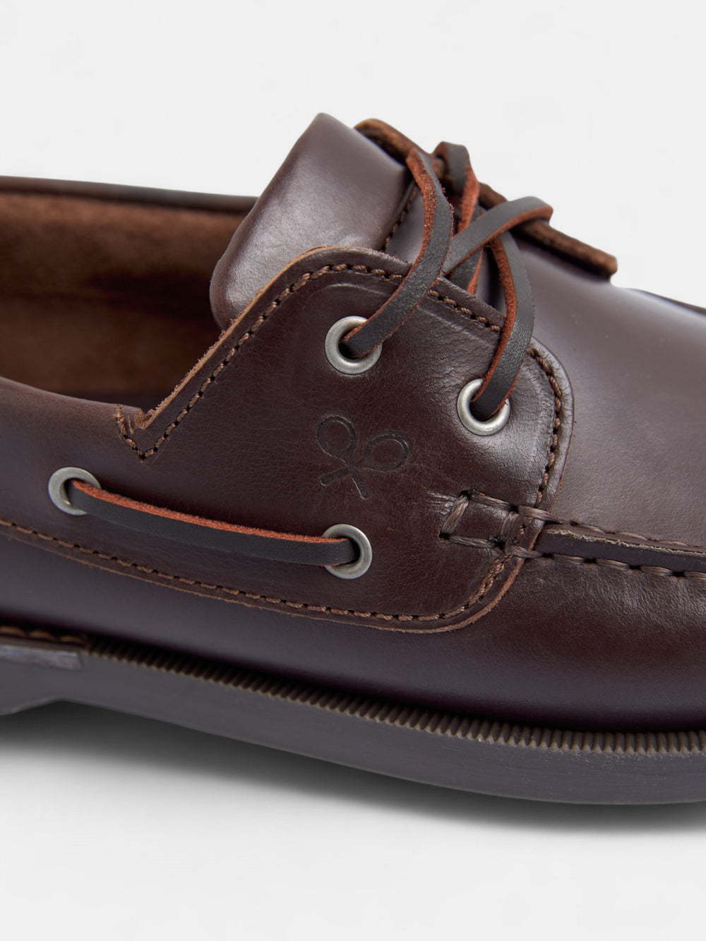 Chaussure bateau en cuir fin marron foncé