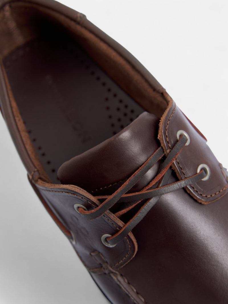 Chaussure bateau en cuir fin marron foncé