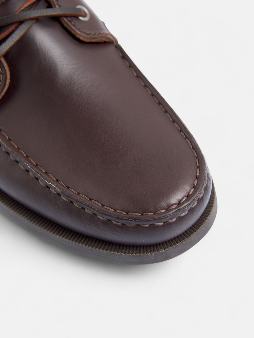 Chaussure bateau en cuir fin marron foncé
