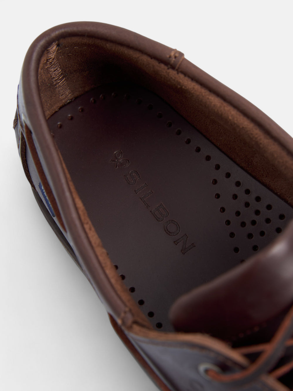 Chaussure bateau en cuir fin marron foncé
