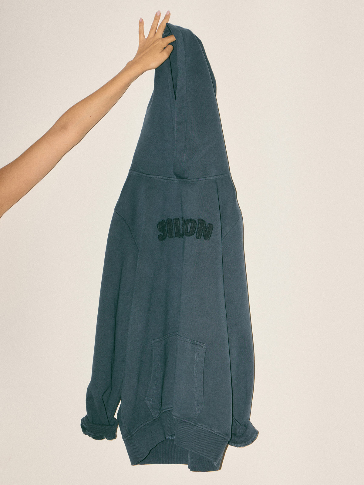 Sudadera capucha parche tono azul