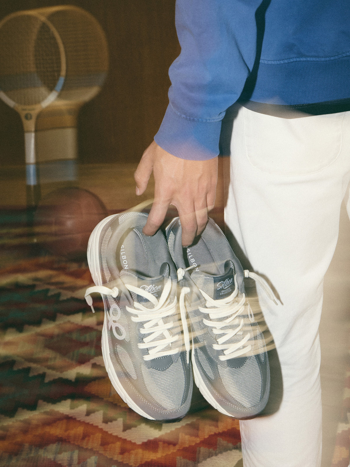 Zapatilla running tono gris
